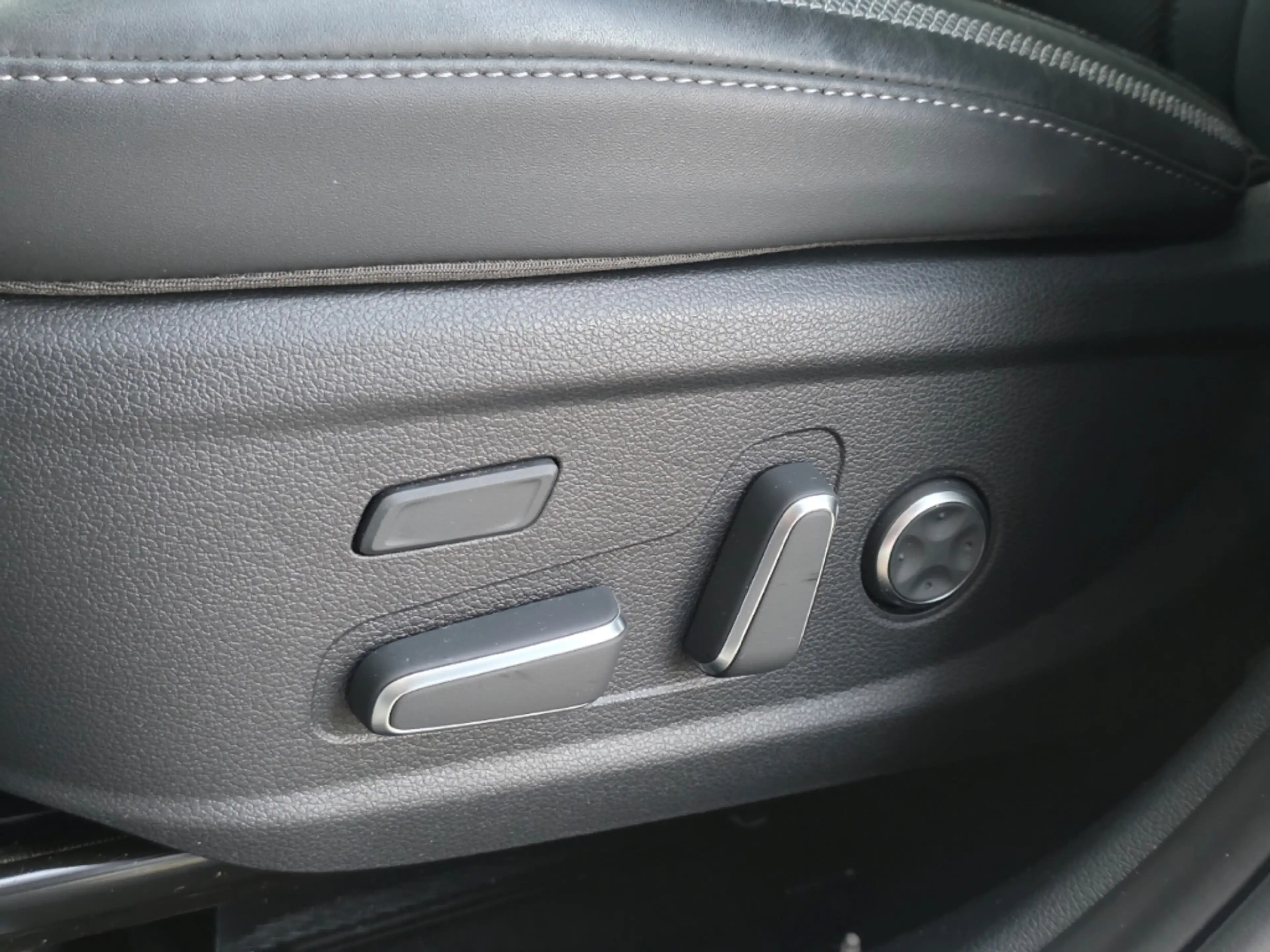 Hyundai SANTA FE PHEV Signature 1.6 T-GDI A/T 4WD / Standheizung / — photo 12