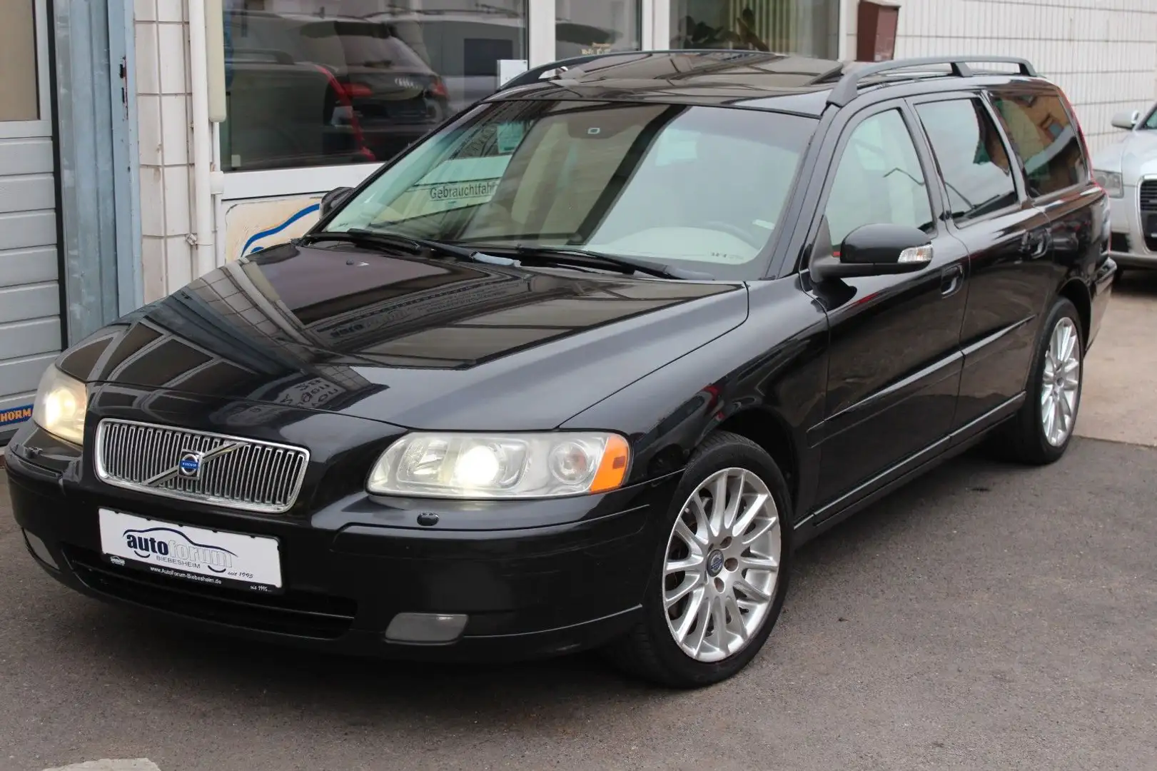 Volvo V70 2.5 T Summum LPG S-Dach*Bi-Xenon*AHK*1.Hand Schwarz - 2