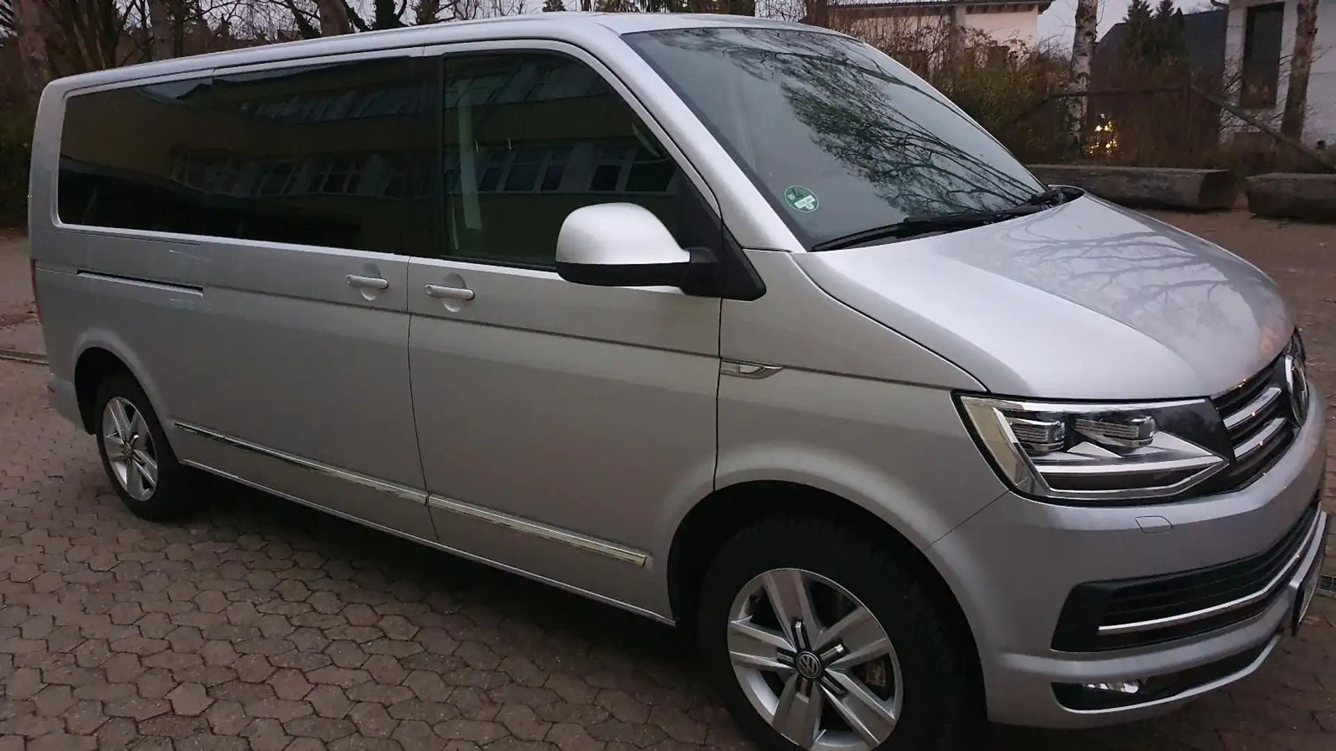 Volkswagen T6 Caravelle Caravelle DSG Kurz TSIComfortline Plateado - 1