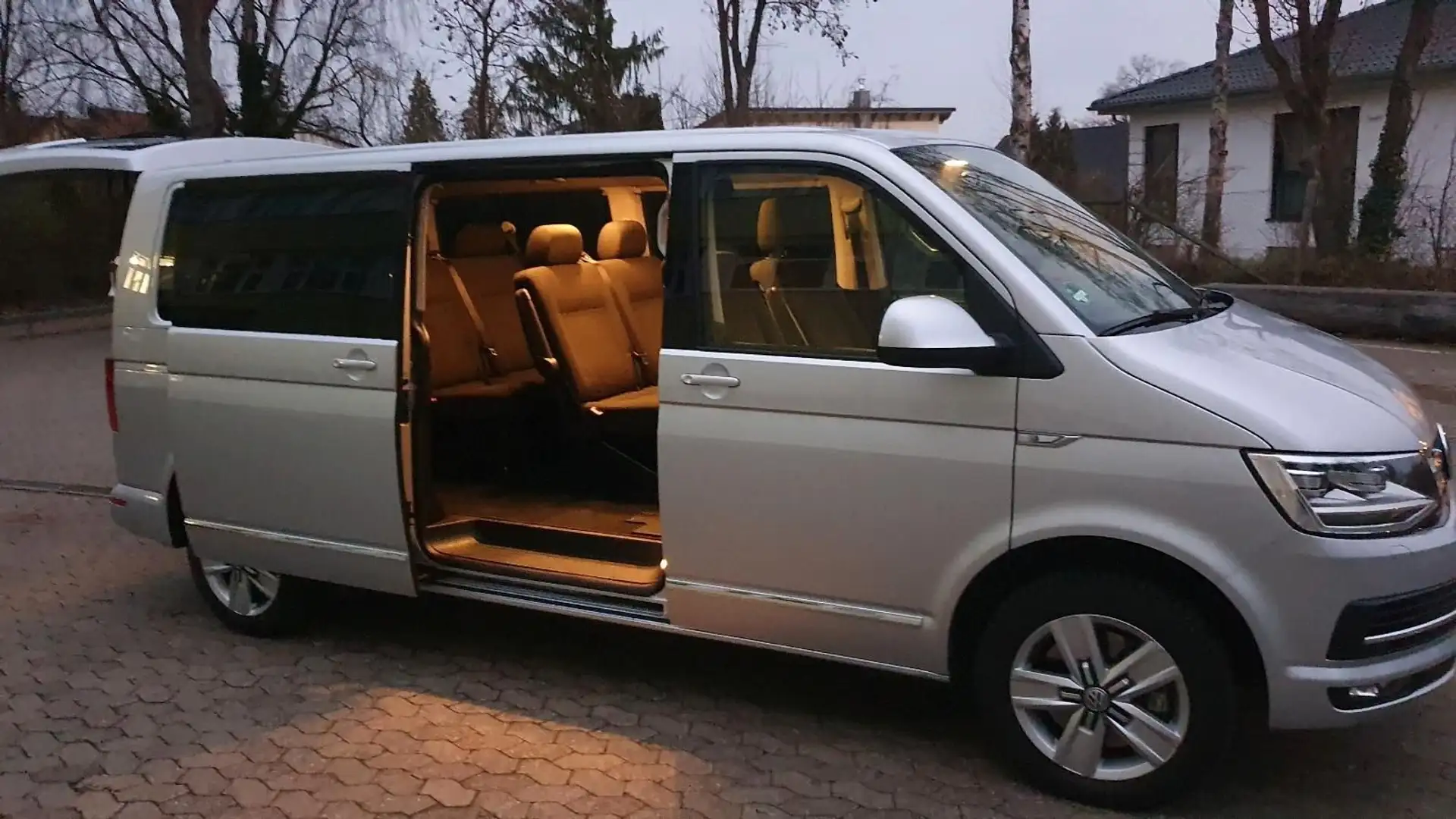 Volkswagen T6 Caravelle Caravelle DSG Kurz TSIComfortline Plateado - 2