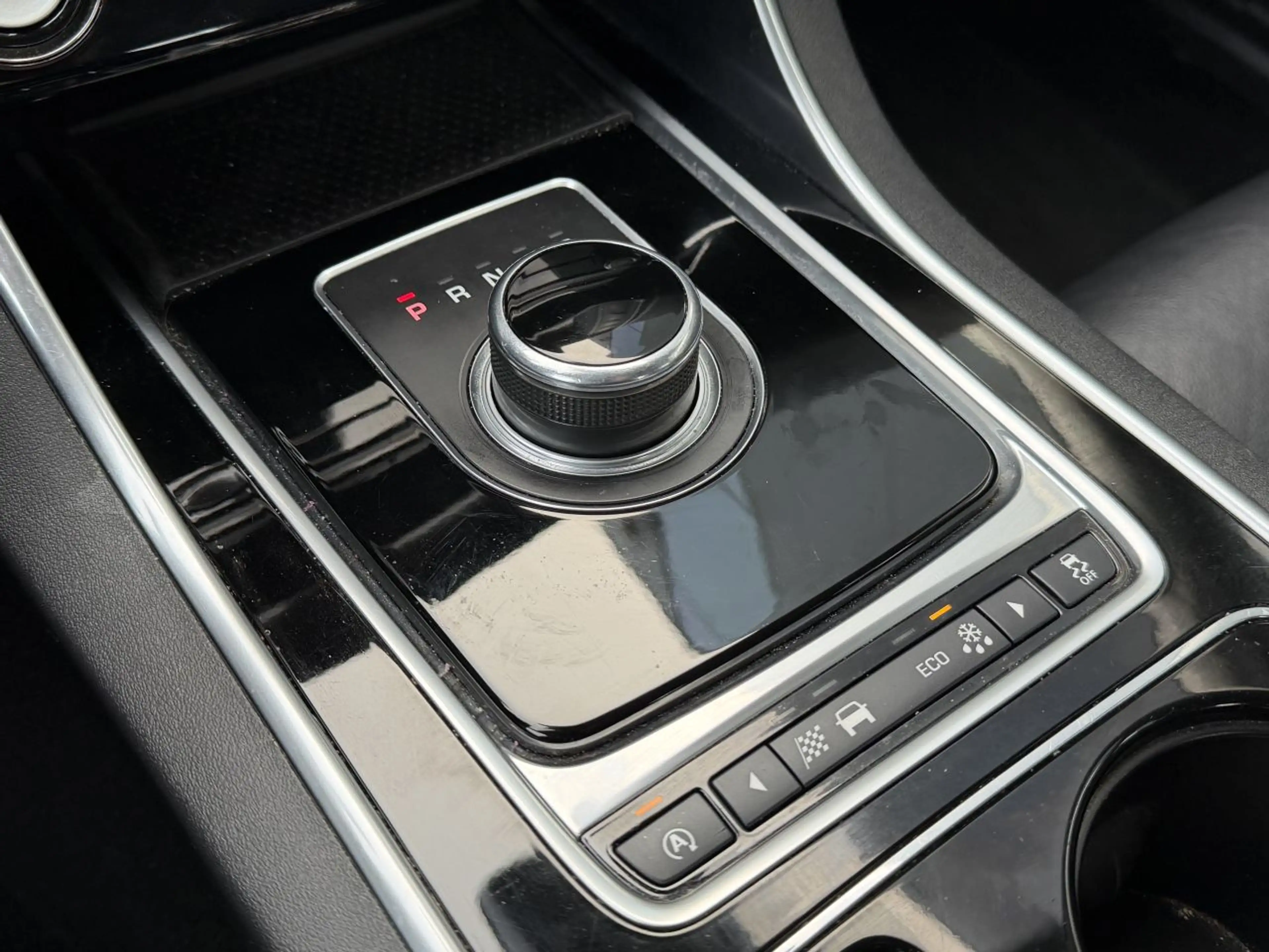 Jaguar XE 2.0 D Portolio Camera Leer Clima EURO-6 — photo 13