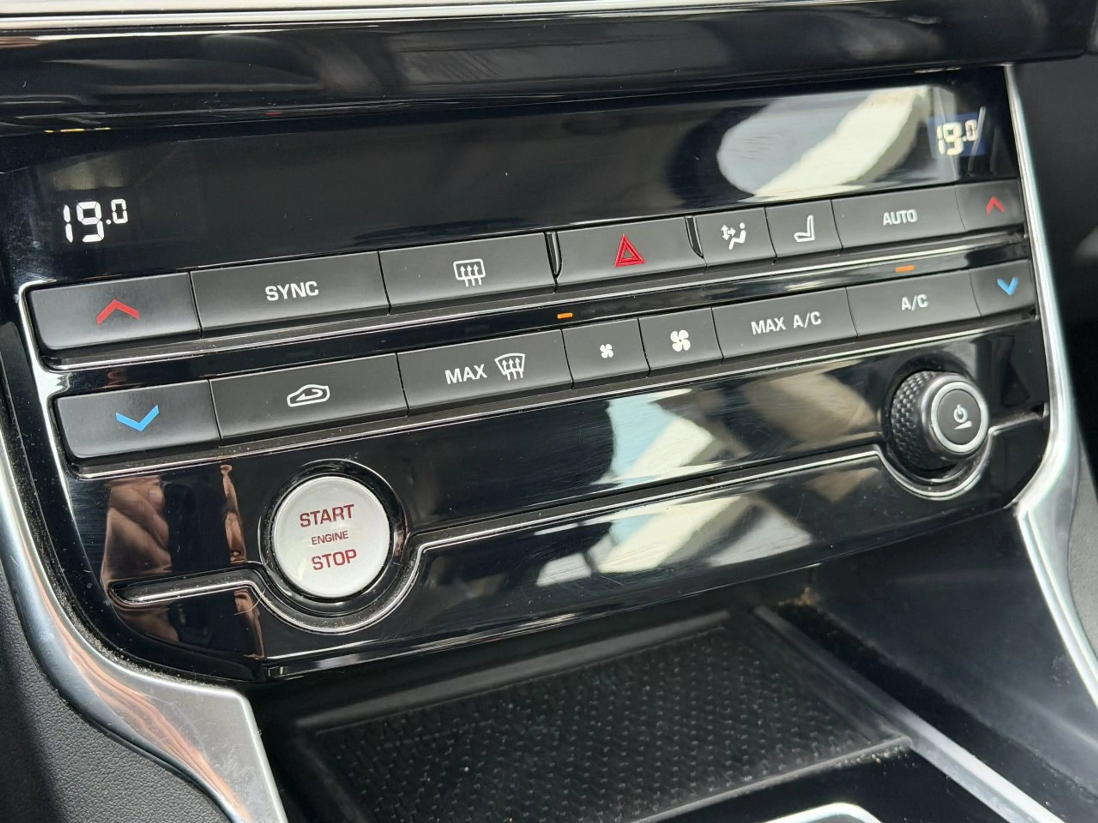 Jaguar XE 2.0 D Portolio Camera Leer Clima EURO-6 — photo 11