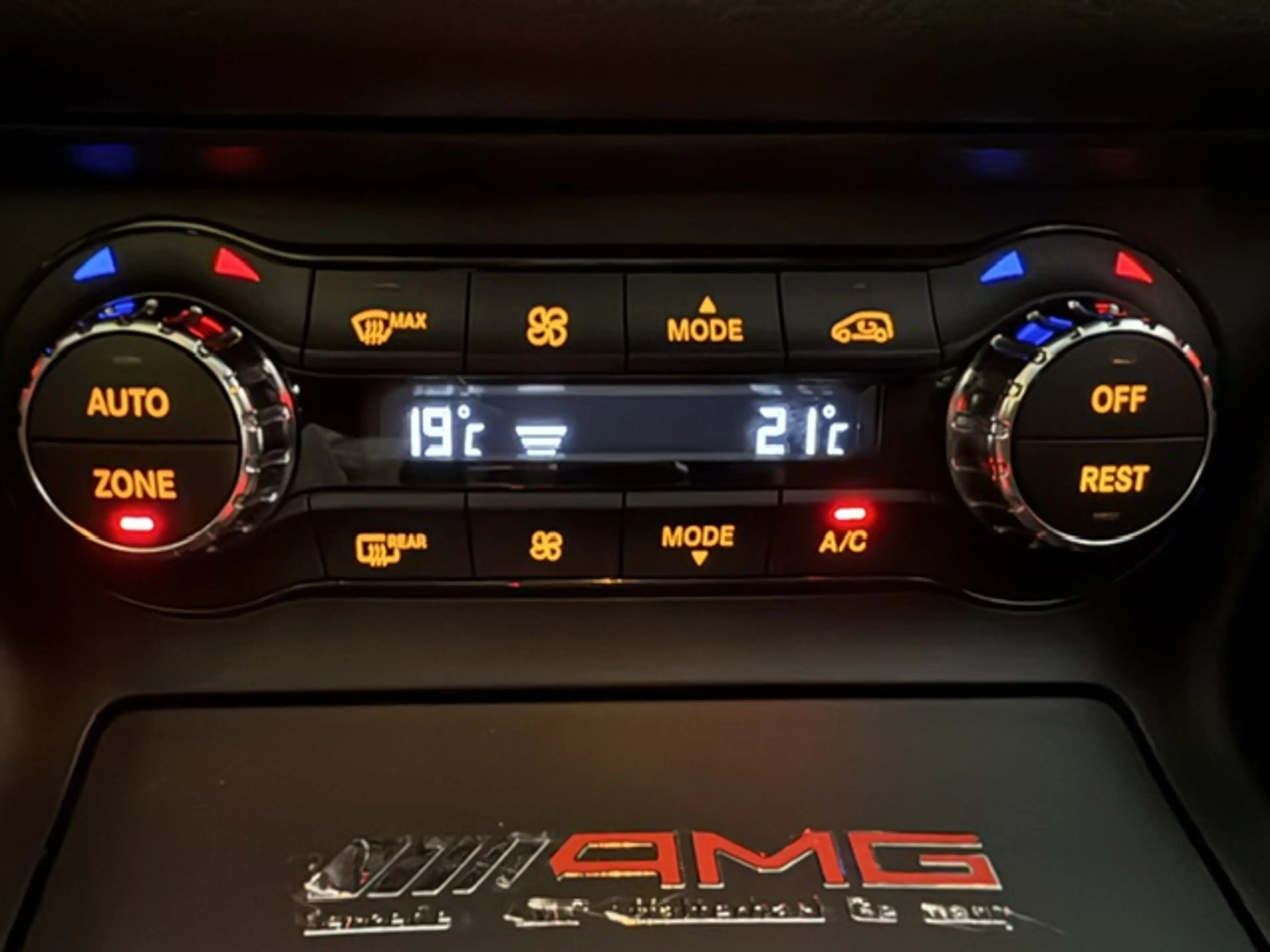 Mercedes-Benz CLA 45 AMG 4-Matic PERFORMACE // CARBON // PANORAMA // FULL!!! — photo 11