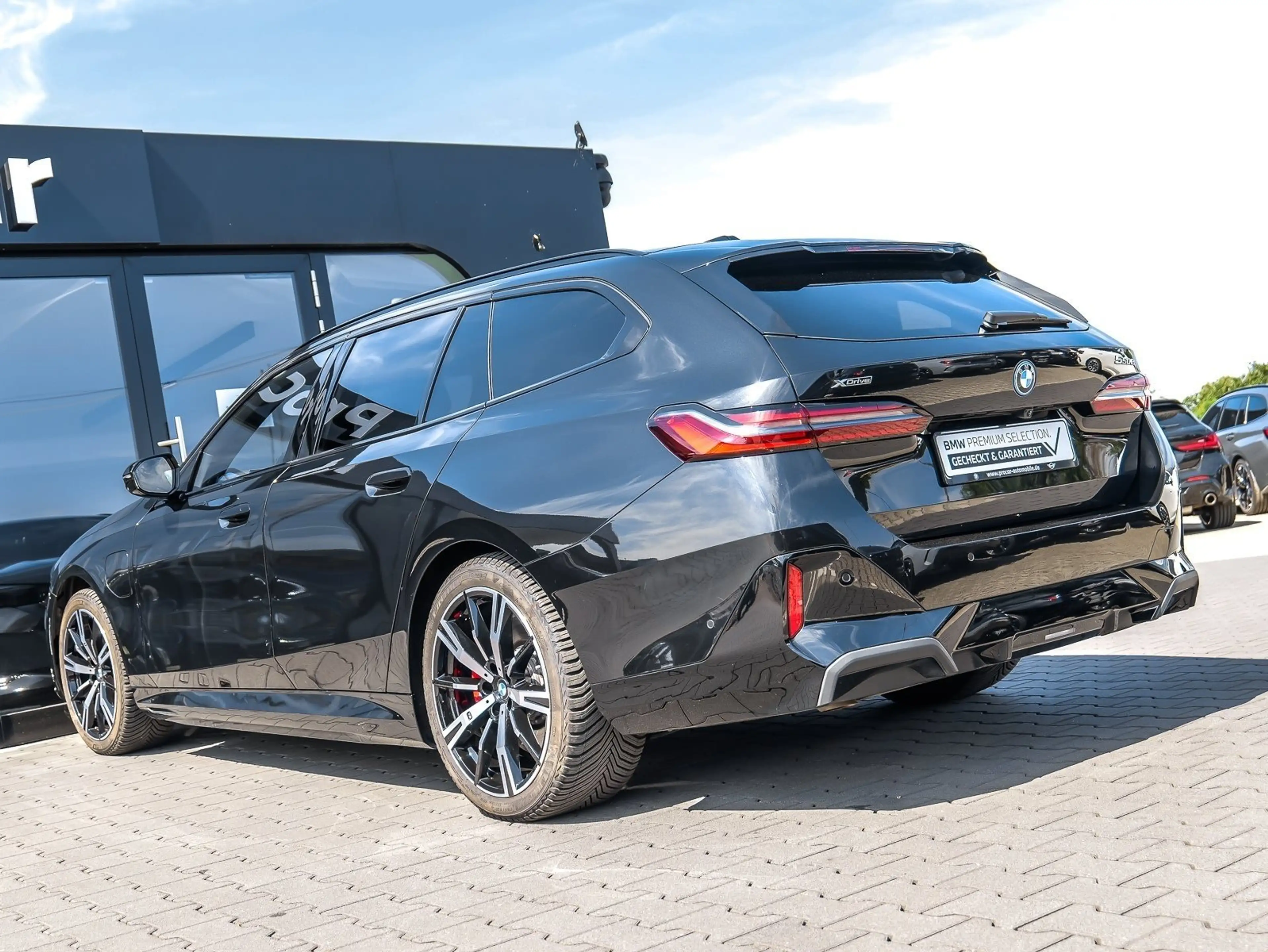 BMW 550 e xDrive Touring — photo 7