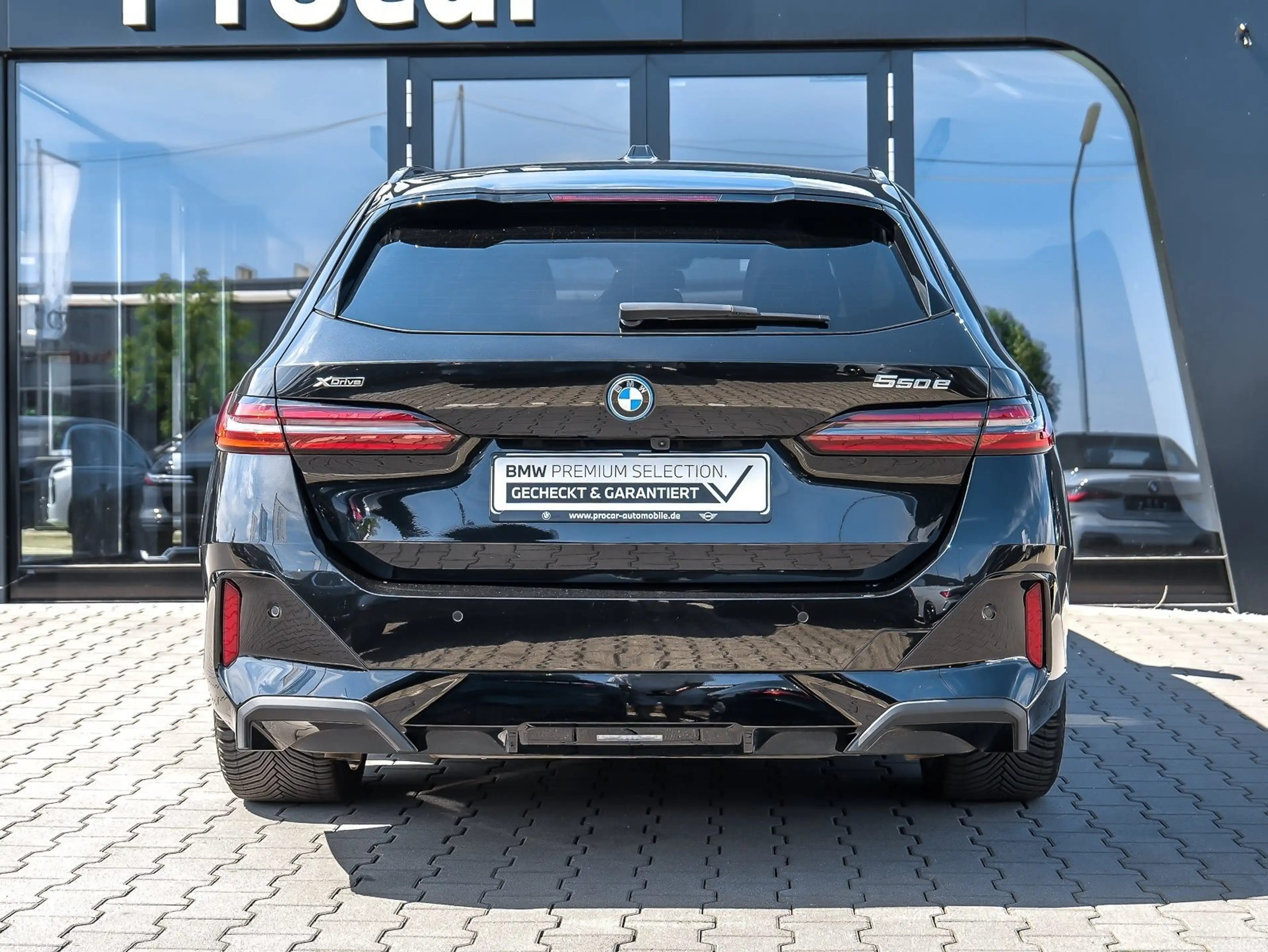 BMW 550 e xDrive Touring — photo 12