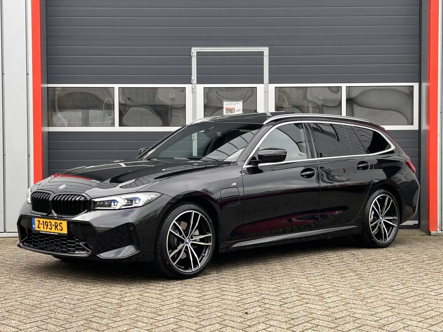 BMW 320 3-serie Touring 320e | M pakket | Pano | H&K | Hea Zwart - 2