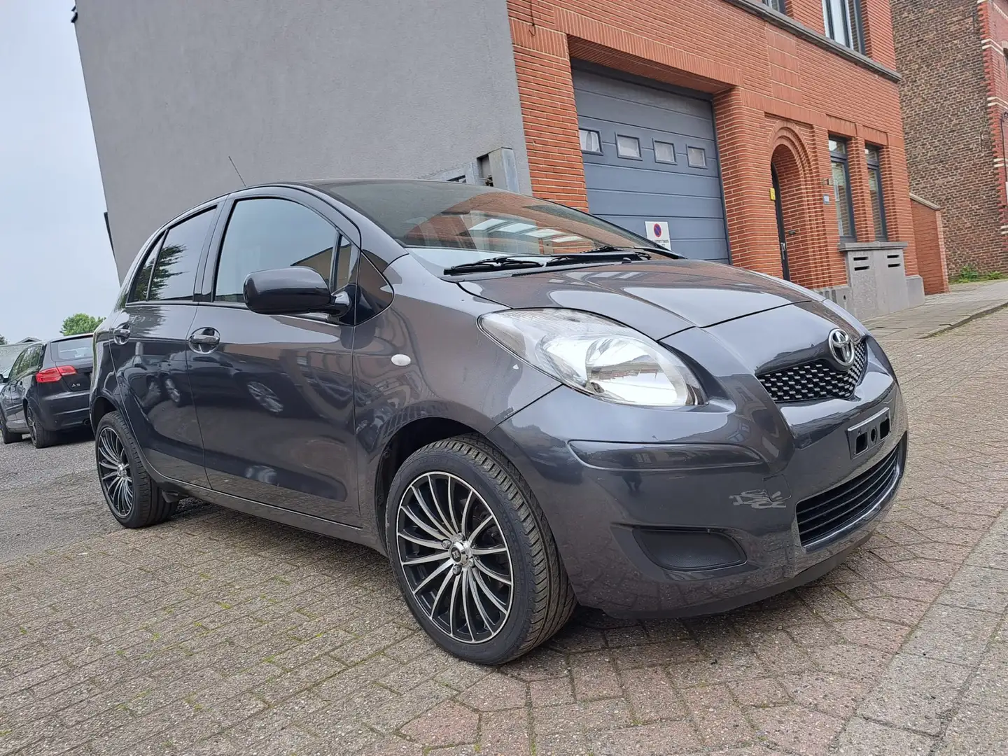 Toyota Yaris 1.33i VVT-i Premium 12 mois de garantie Noir - 1