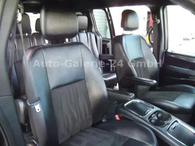 Dodge Grand Caravan view 8