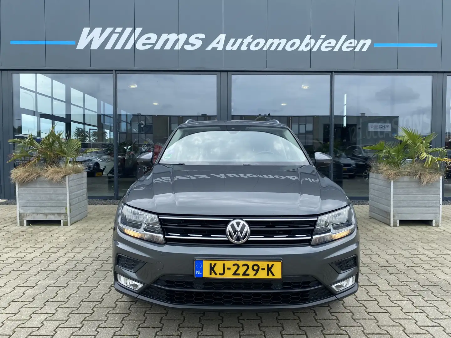 Volkswagen Tiguan 1.4 TSI Connected Series Elektrische Haak, Panoram Grijs - 2