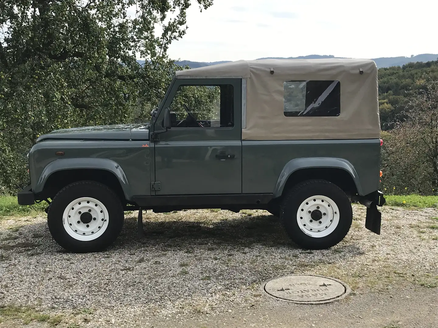 Land Rover Defender 90" Station Wagon E 2,5 Td5 Grün - 1