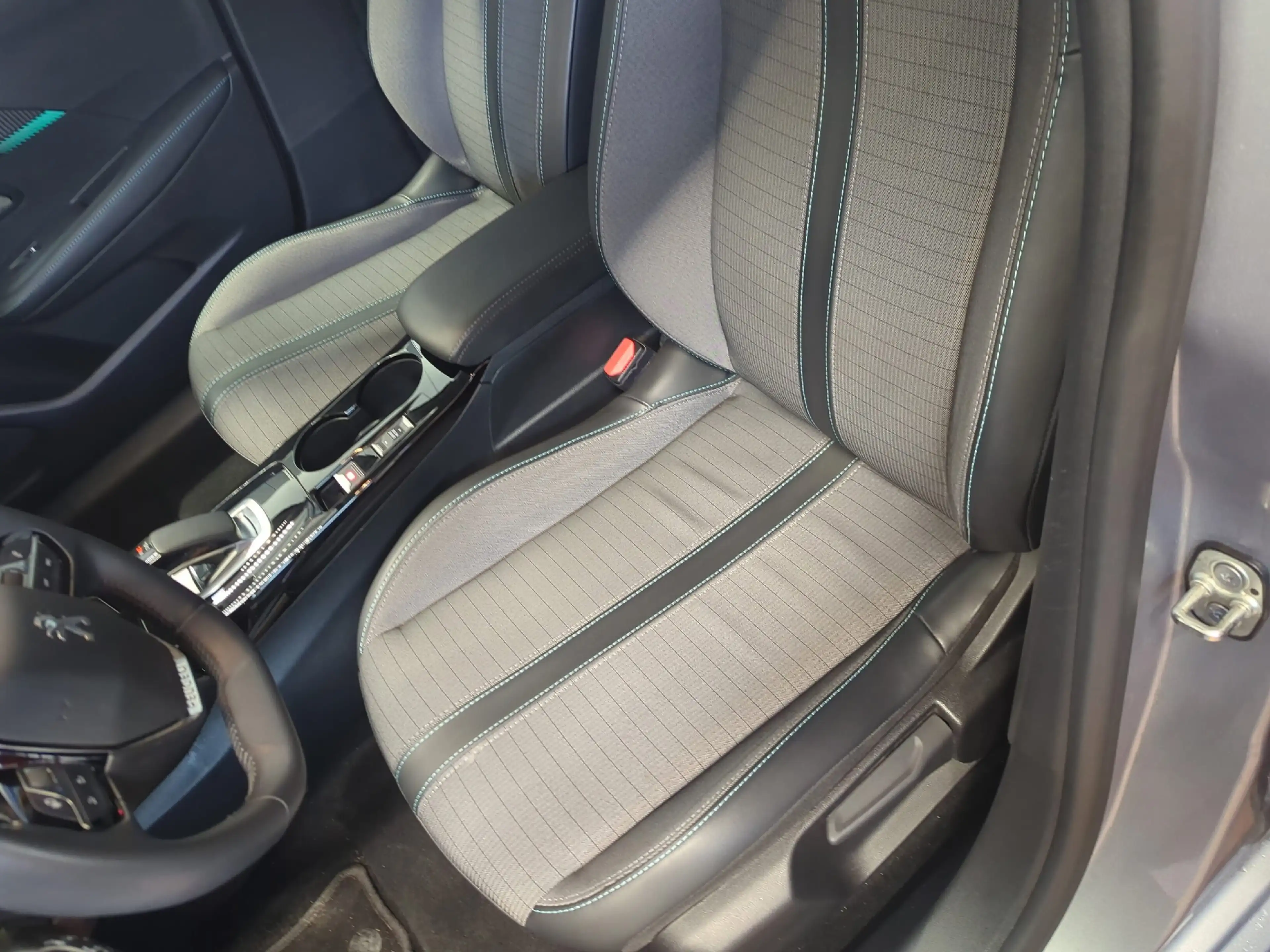 Peugeot e-208 Elektro 136 Allure Navi+SHZ+Kamera+ — photo 8