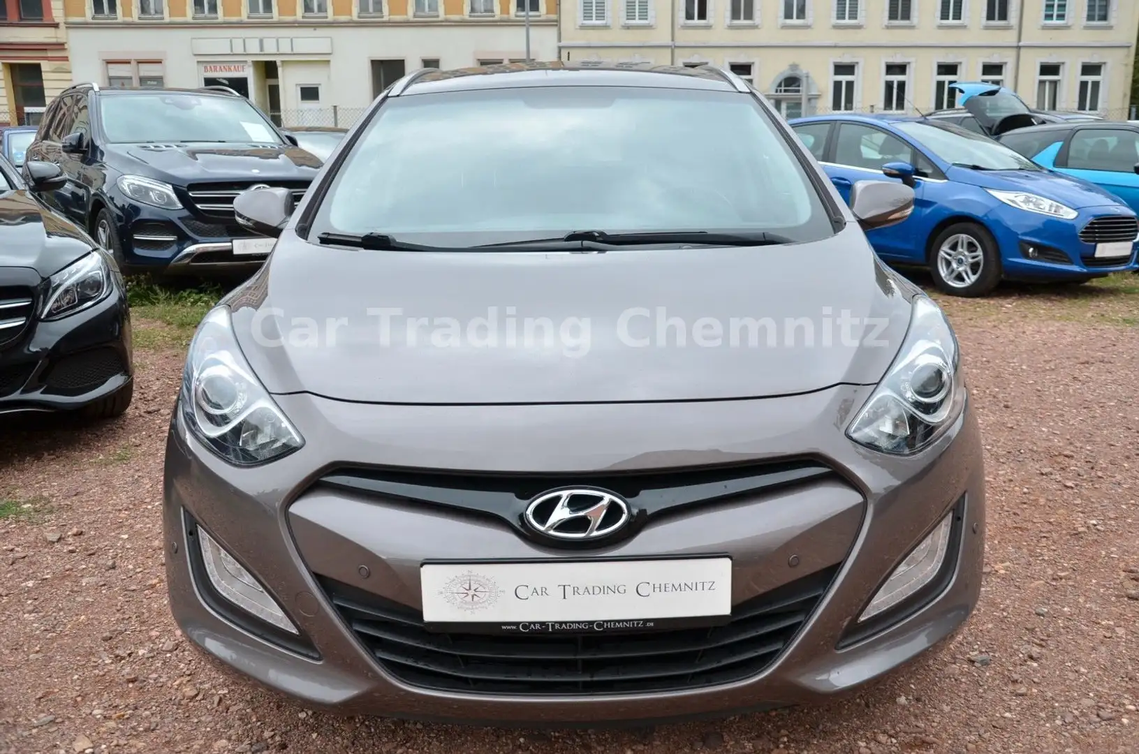 Hyundai i30 cw 1.6 Automatik Klimaautomatik Sitzheizung Marrón - 2