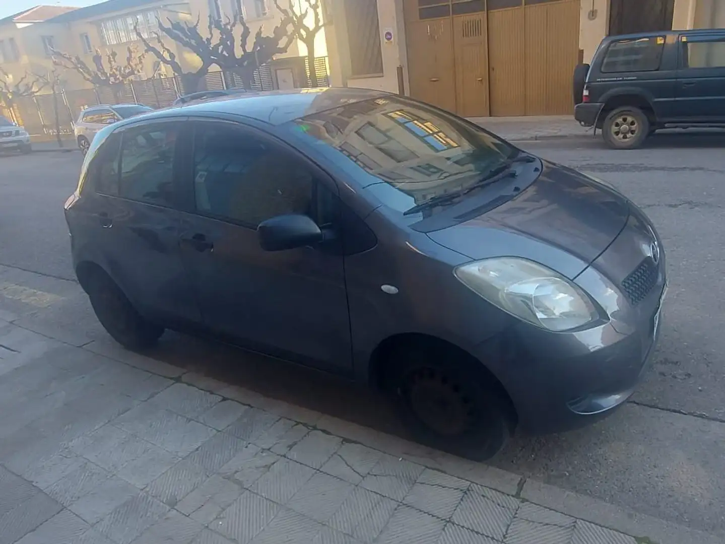 Toyota Yaris Yaris 1.4D-4D Sol Sol Gris - 1