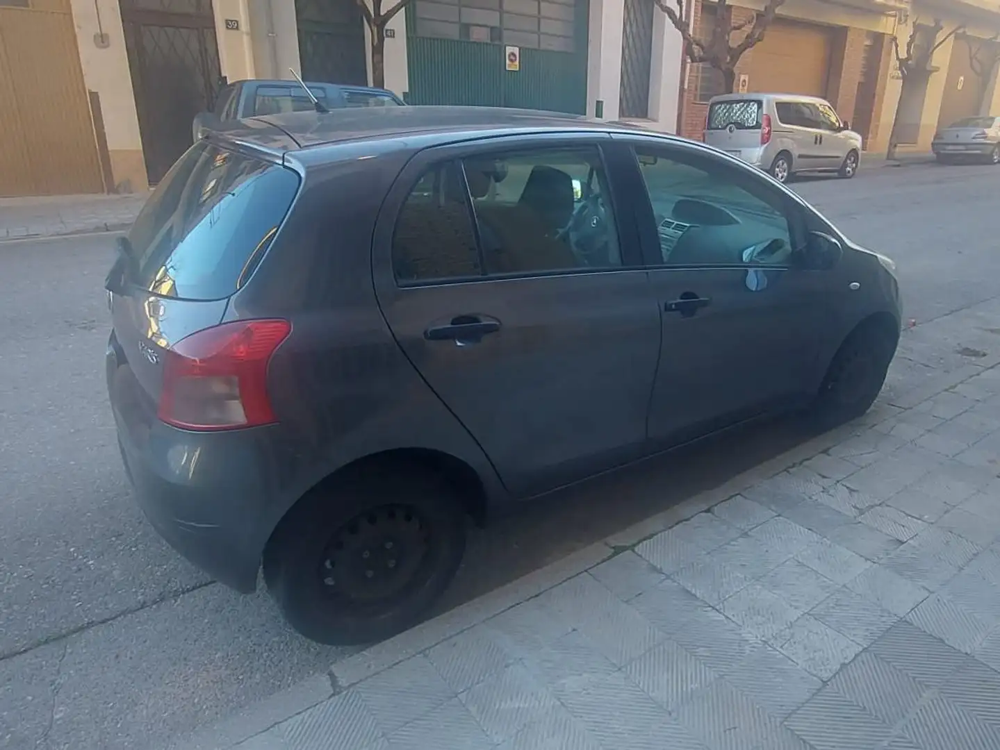 Toyota Yaris Yaris 1.4D-4D Sol Sol Gris - 2