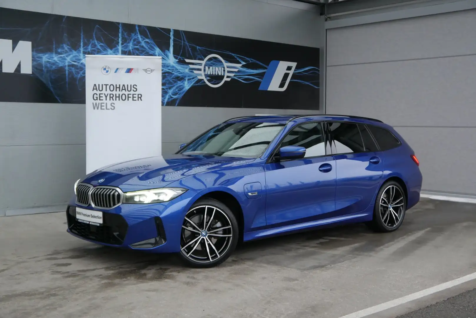 BMW 330 e xDrive Bleu - 1