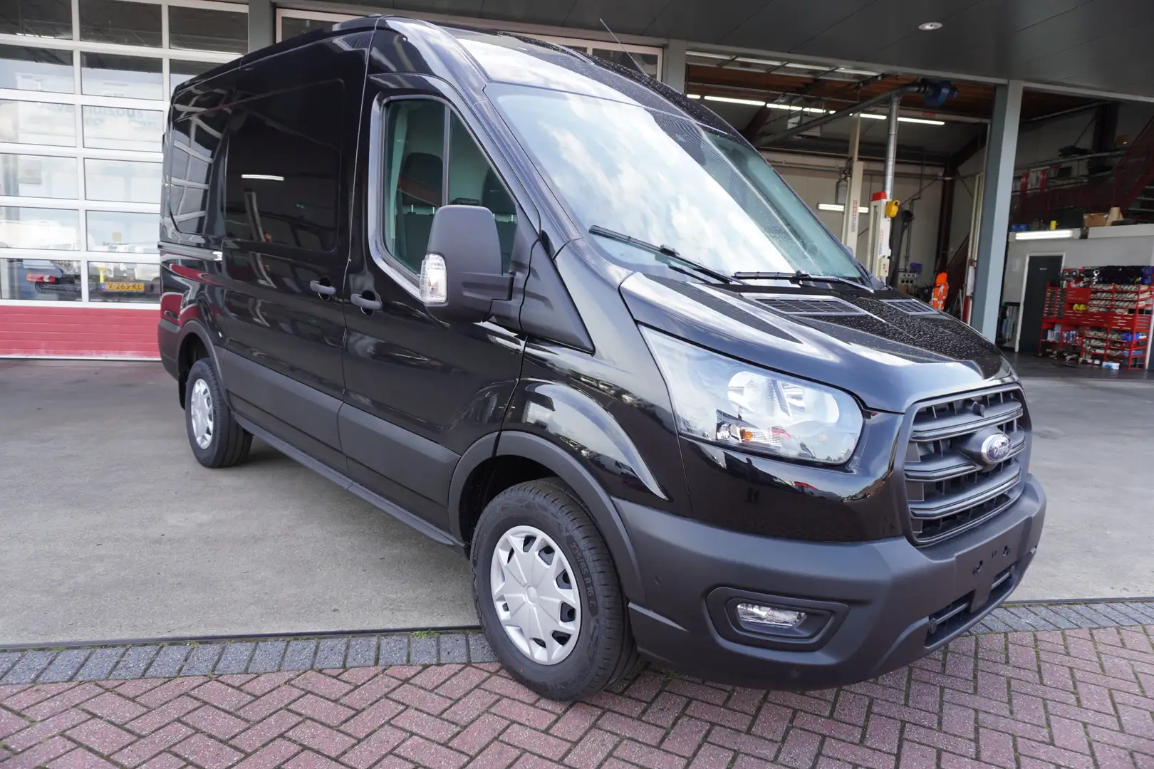 Ford Transit 350M 2.0 TDCI 130PK L2H2 Trend Automaat Nr. V061 | Zwart - 2