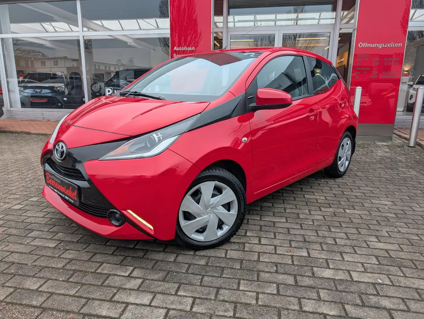 Toyota Aygo (X) 1,0-l-VVT-i x-play *Klima + 5-Türer* Червоний - 2