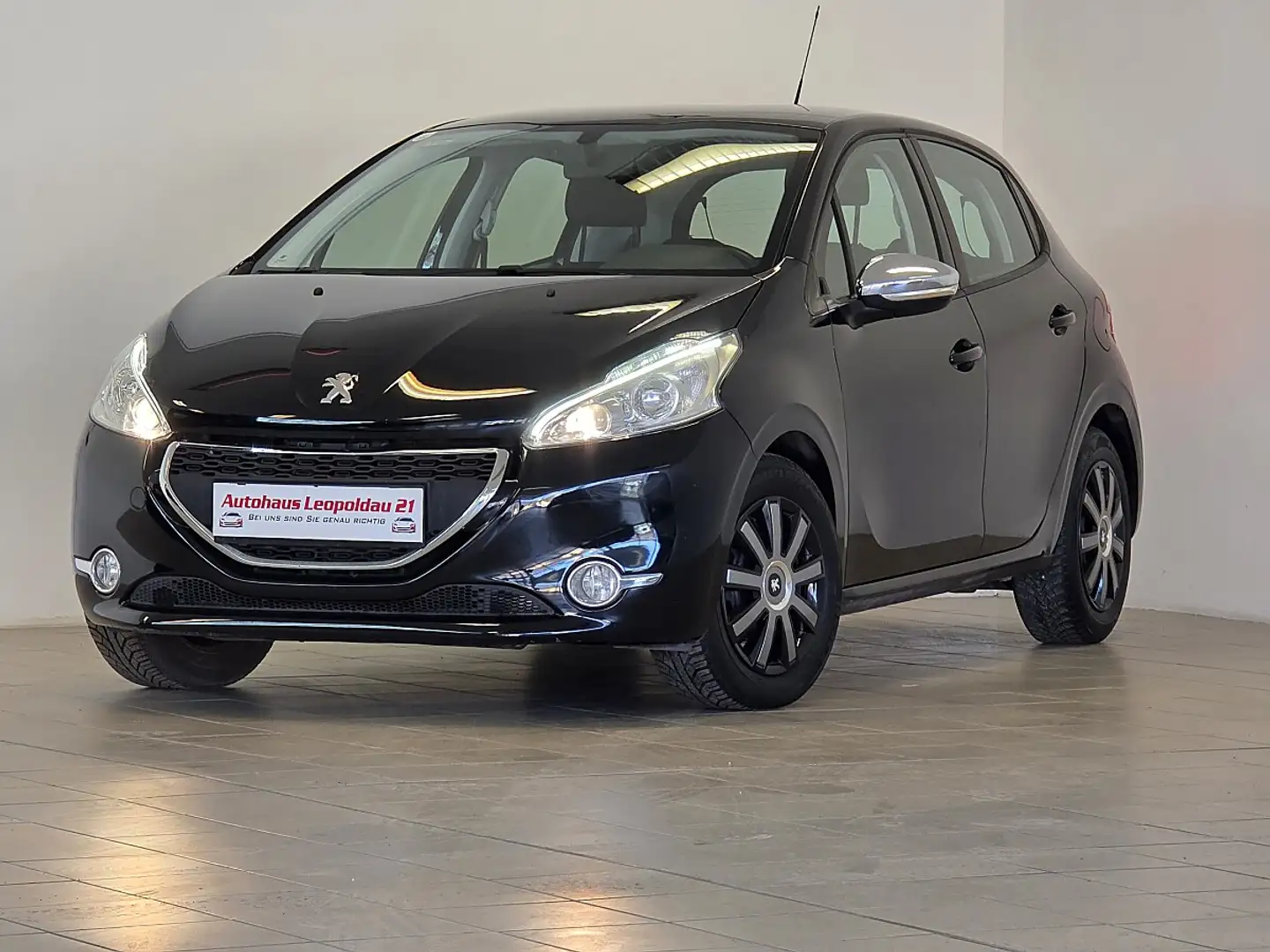 Peugeot 208 Active 1,4 HDI 68 FAP Schwarz - 1