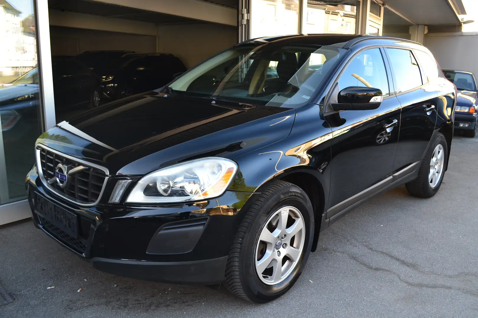 Volvo XC60 2.4 D Чорний - 1