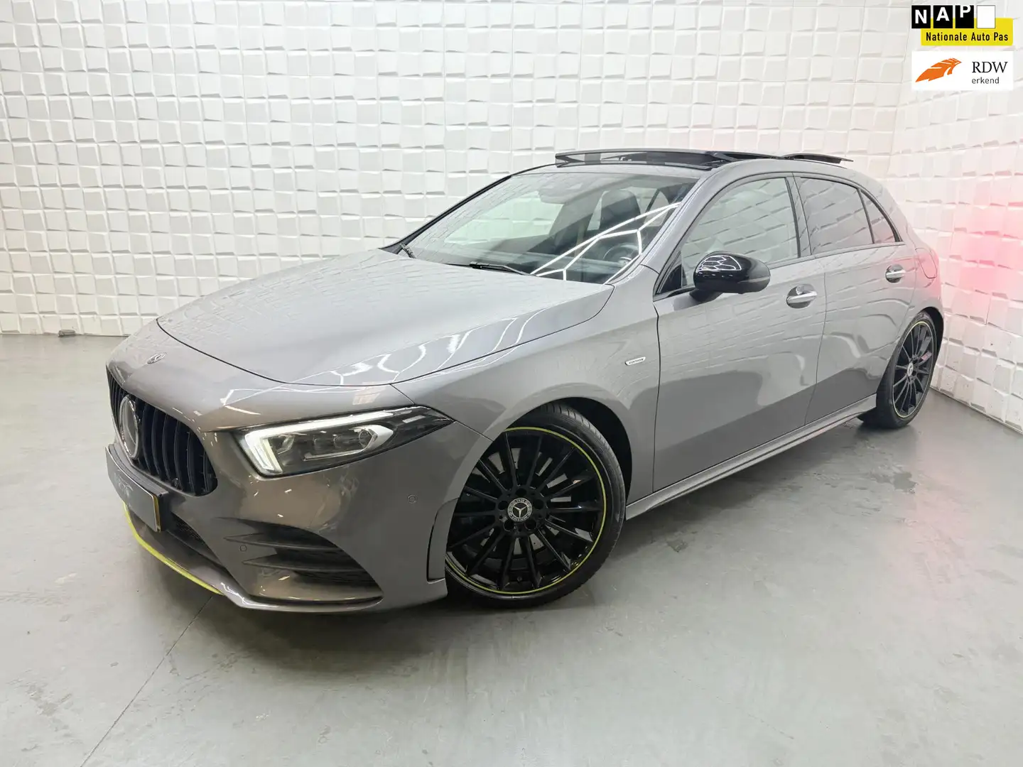 Mercedes-Benz A 250 4MATIC AMG EDITION 1 PANO HUD Gris - 1