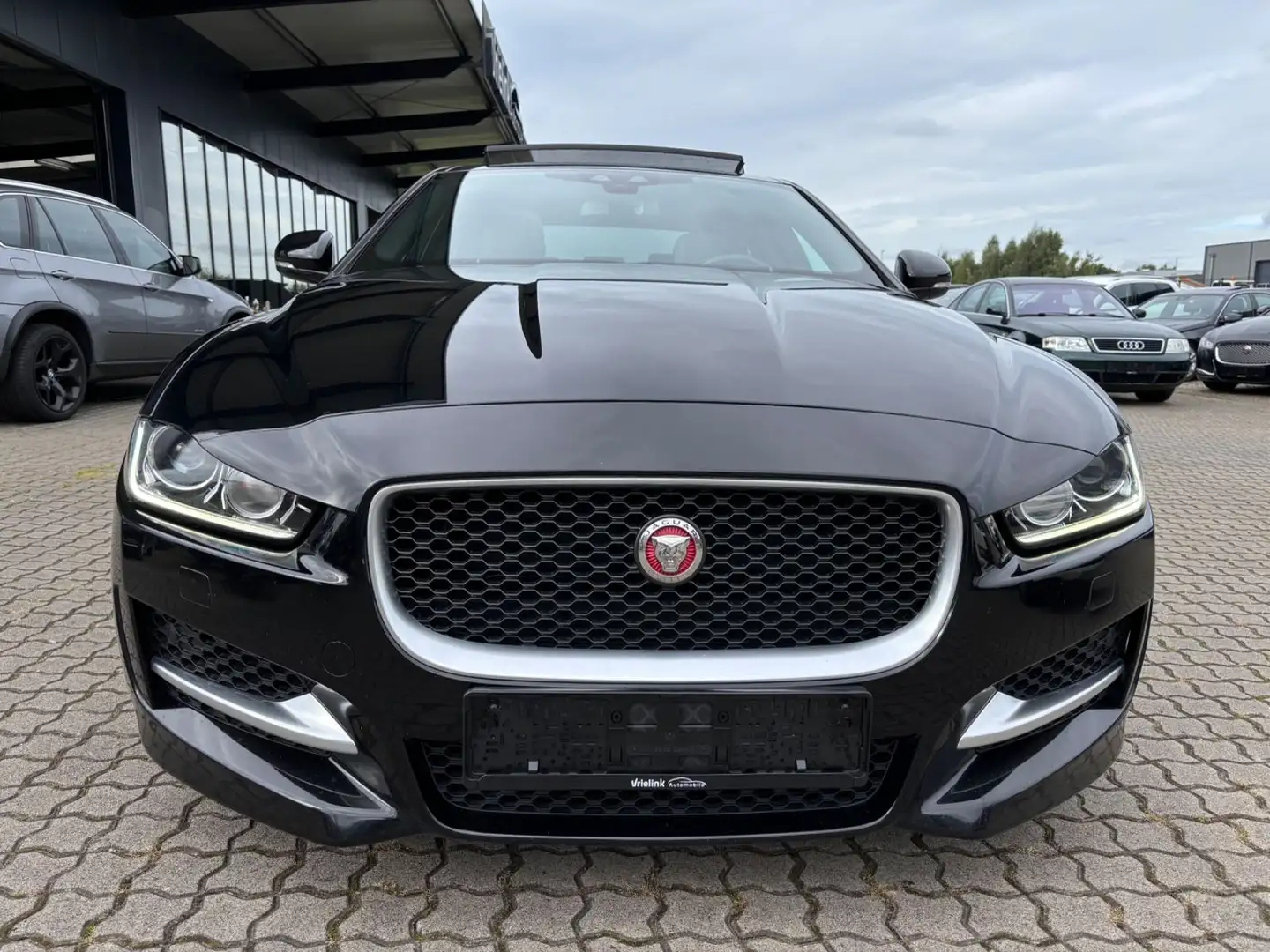 Jaguar XE 2,0d R-Sport-PanoDach-19''-Eur6-Xenon-Navi Negro - 2