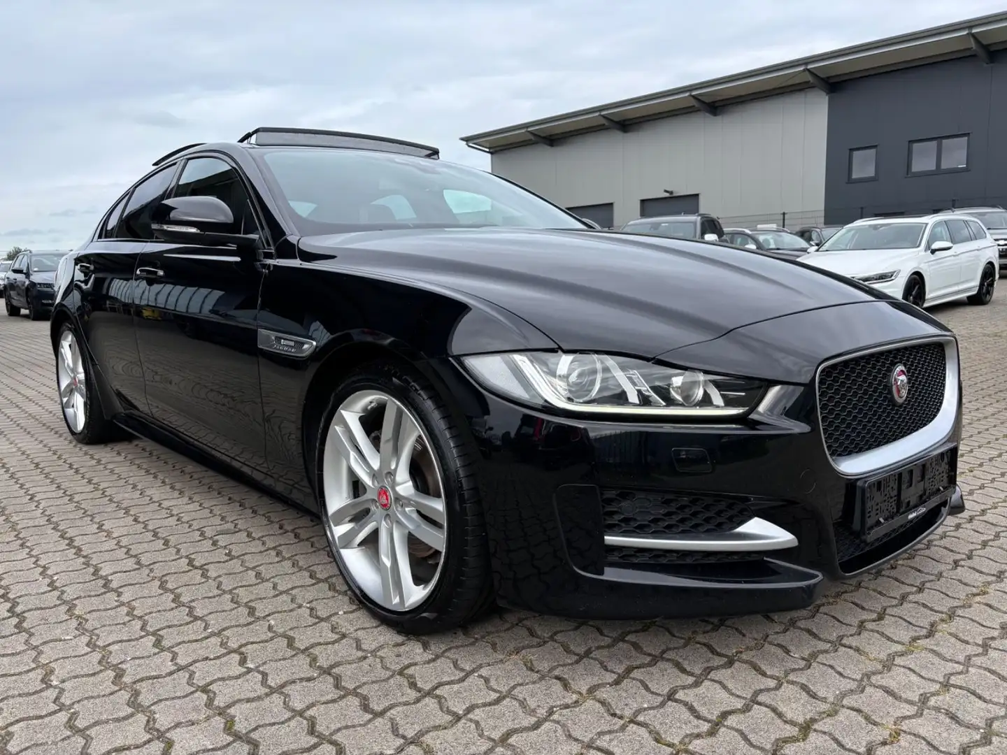 Jaguar XE 2,0d R-Sport-PanoDach-19''-Eur6-Xenon-Navi Negro - 1