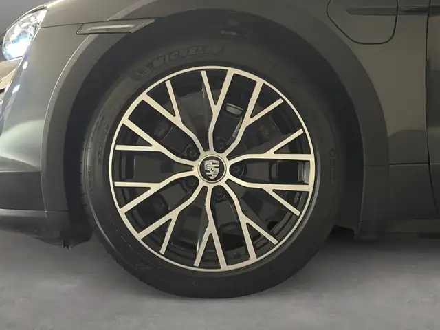 Porsche Taycan view 9
