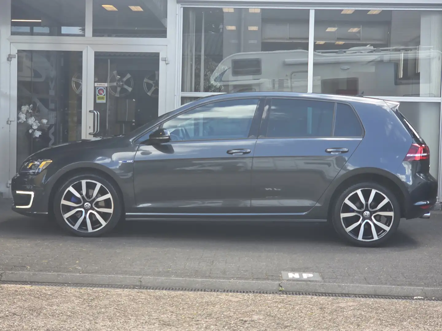 Volkswagen Golf GTE 1.4 TSI PANO / NAP / AIRCO / PLUG IN Zwart - 2