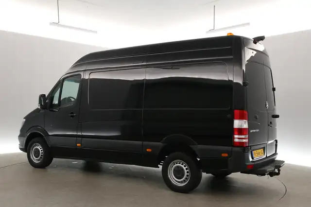 Mercedes-Benz Sprinter view 4