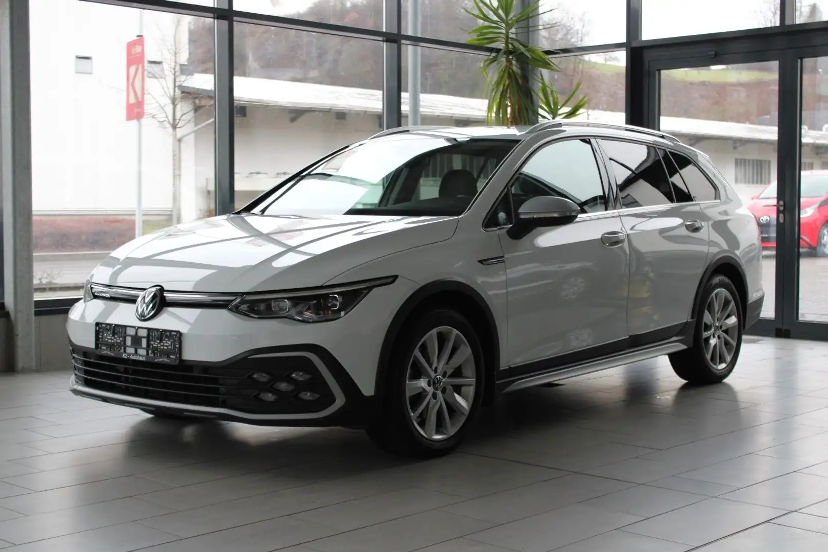 Volkswagen Golf VIII Variant Alltrack*4M*STHZ*APP*RFK*MATRX Weiß - 1