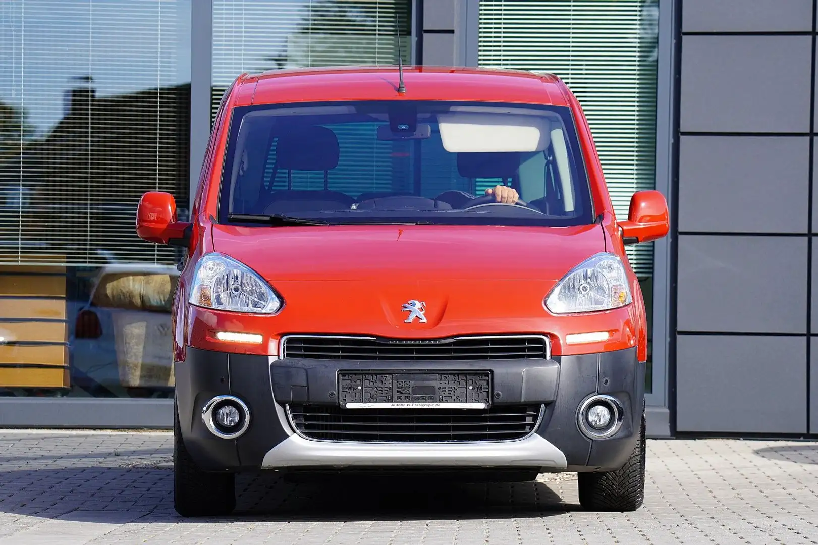 Peugeot Partner Active *Umbau mit Rampe* Rot - 2