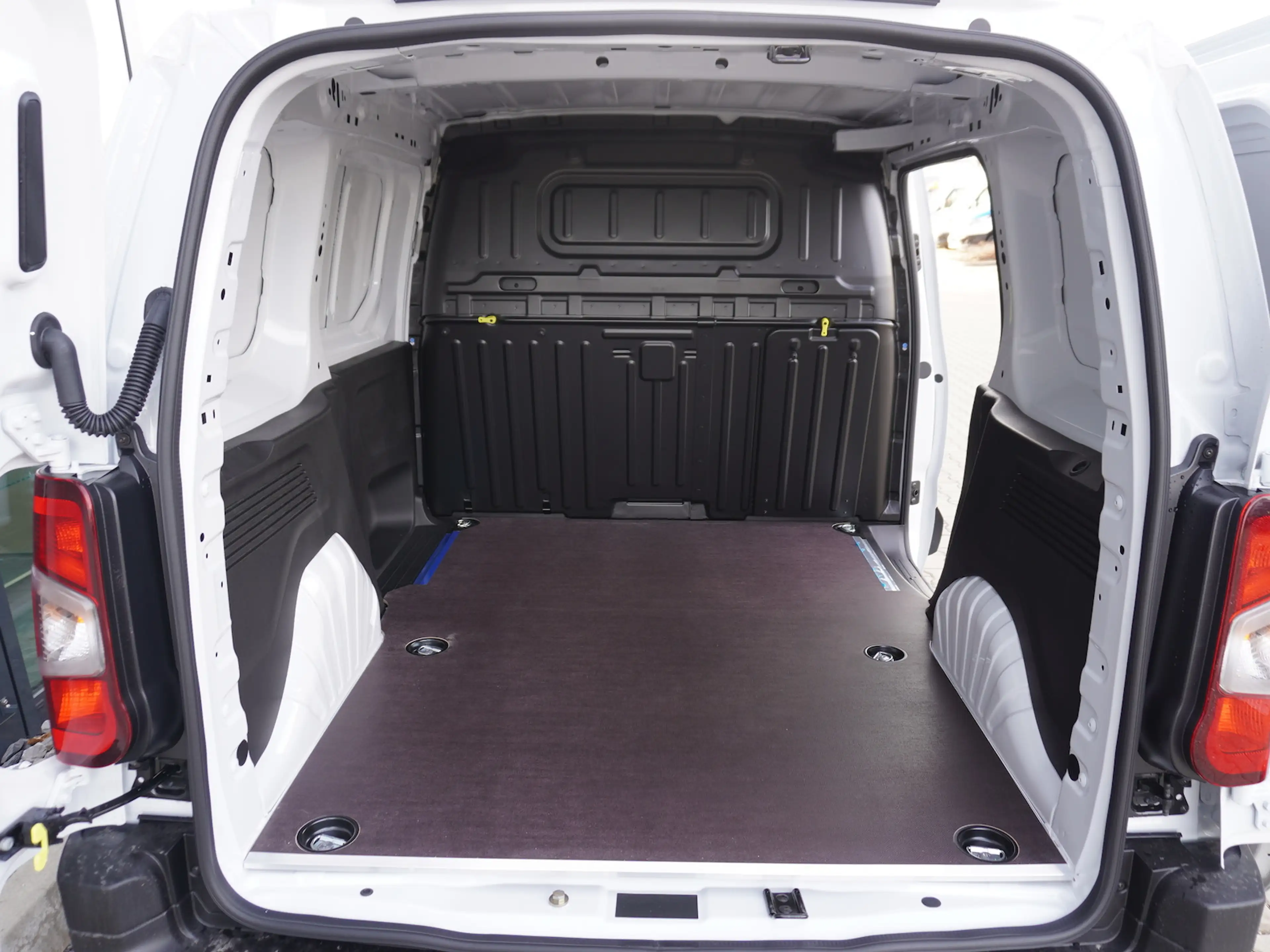 Fiat Doblo 3-Sitzer + Holzboden + Allwetterreifen — photo 6