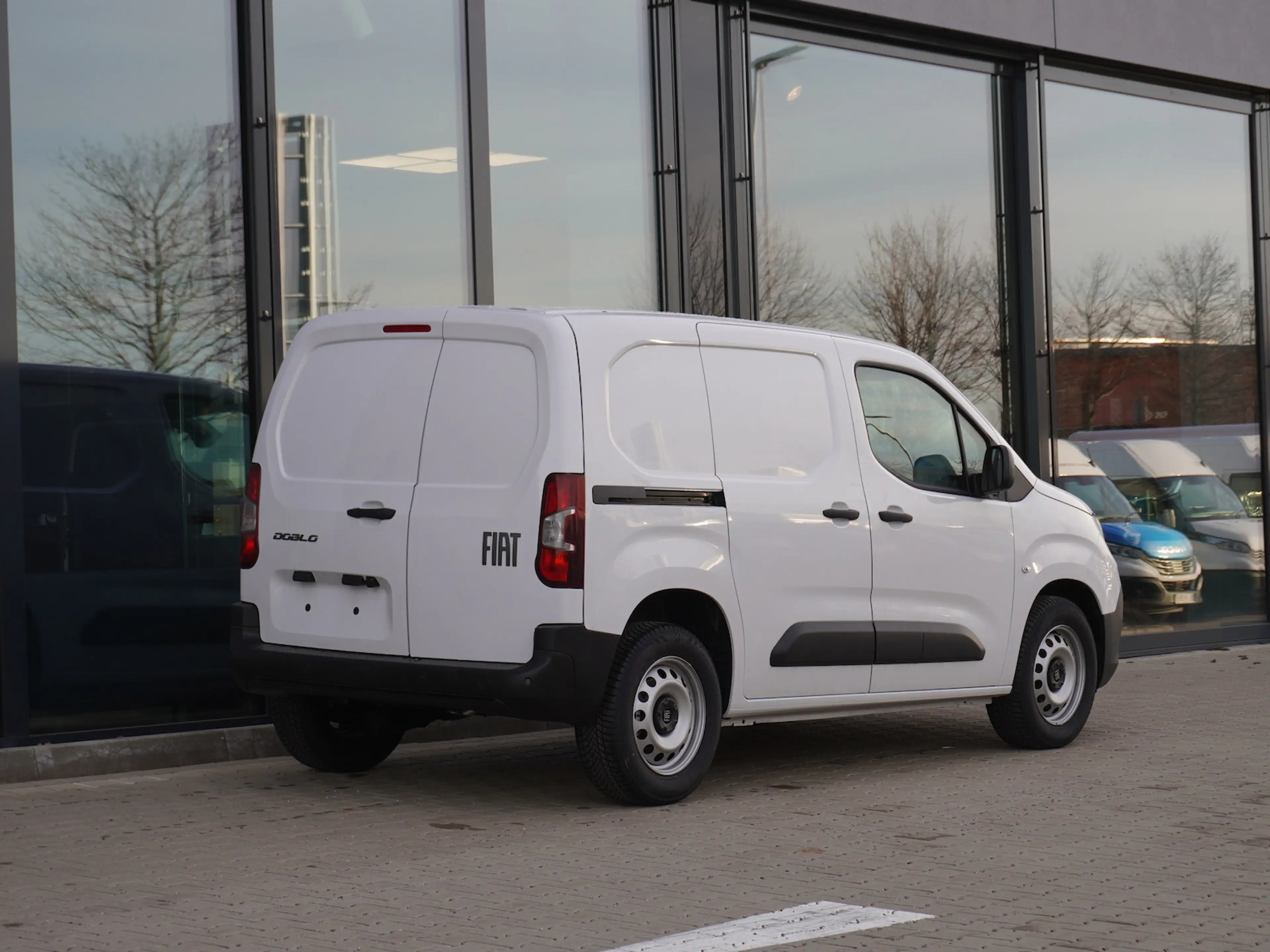 Fiat Doblo 3-Sitzer + Holzboden + Allwetterreifen — photo 2