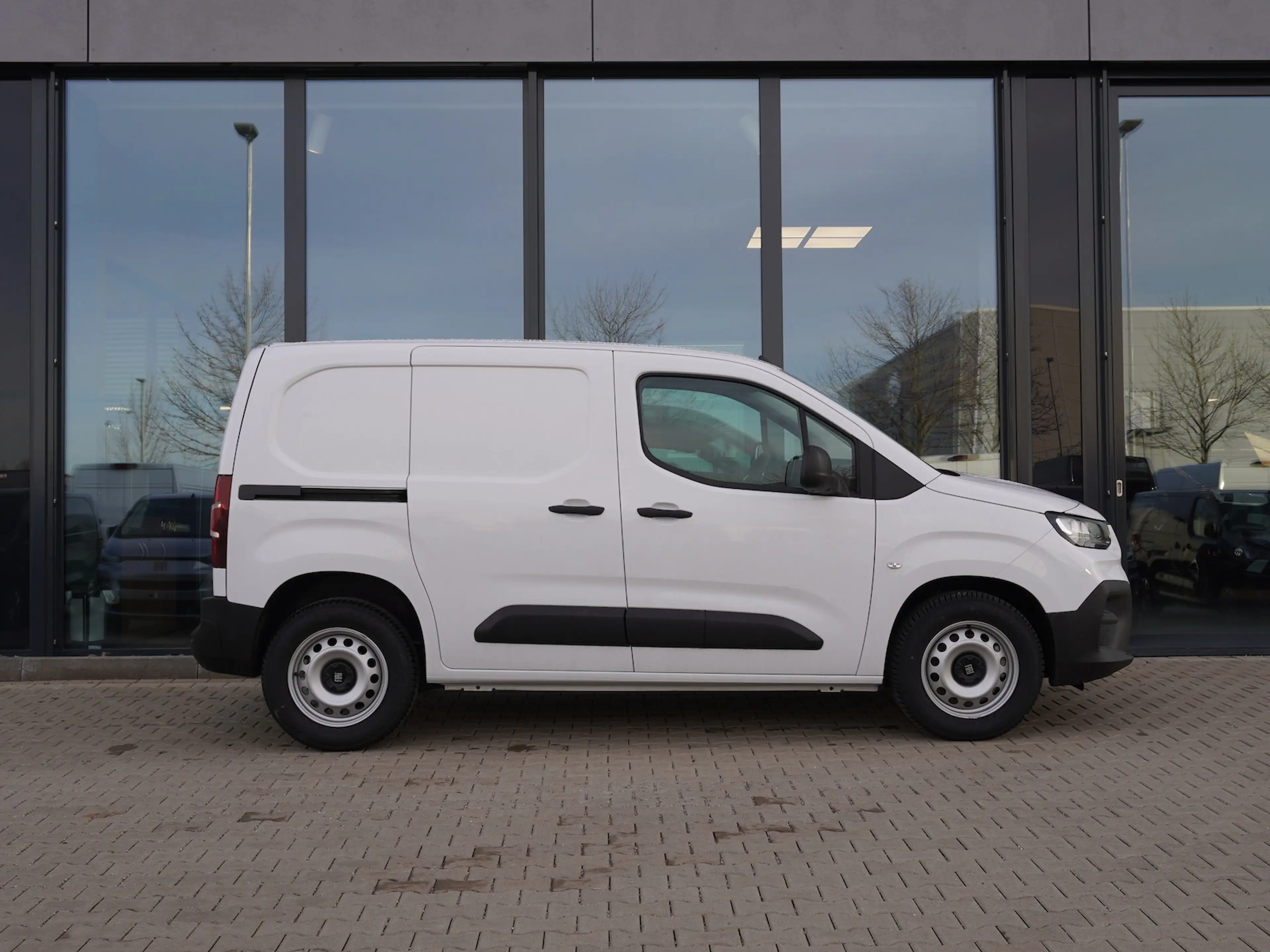 Fiat Doblo 3-Sitzer + Holzboden + Allwetterreifen — photo 3