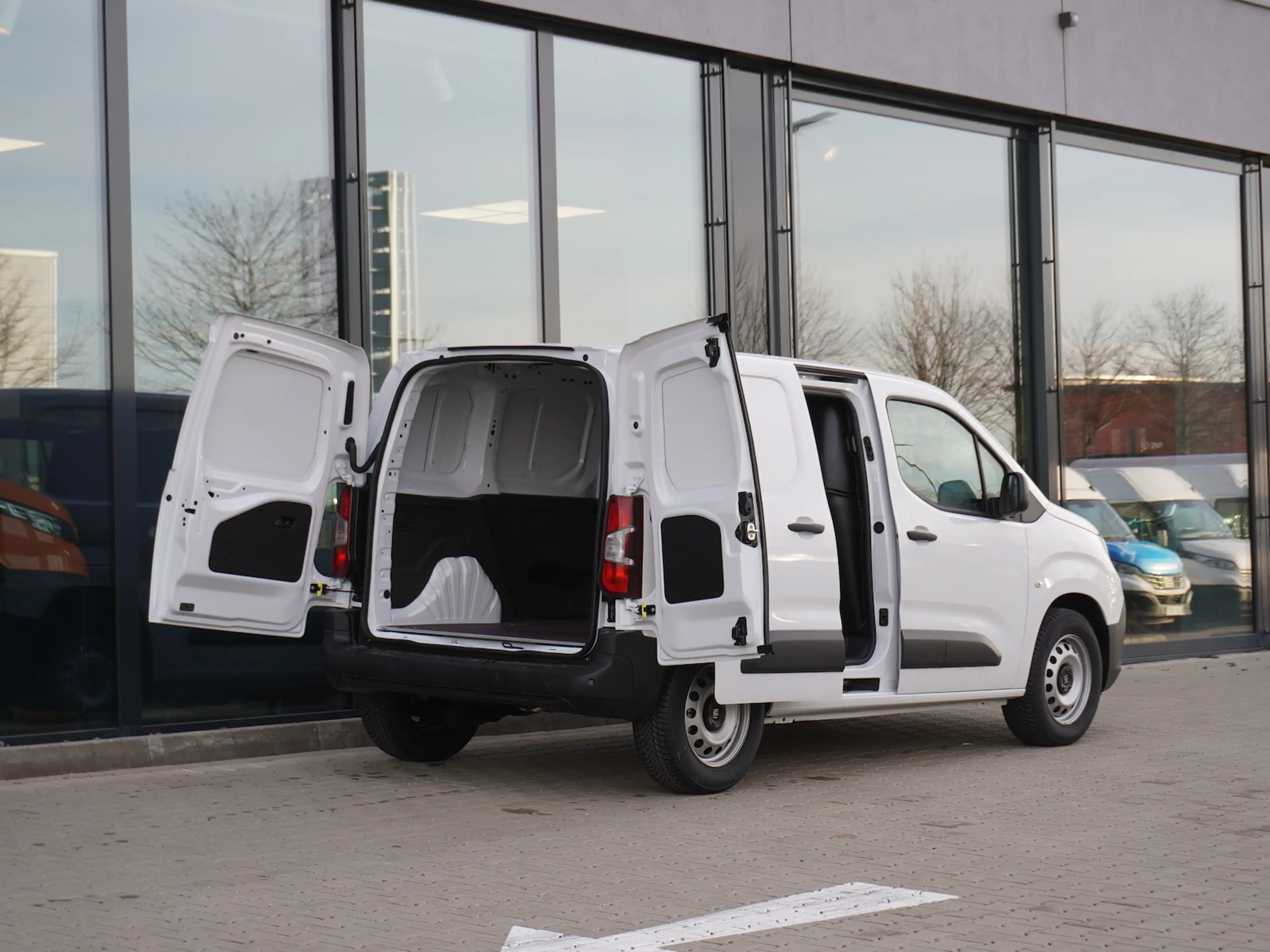 Fiat Doblo 3-Sitzer + Holzboden + Allwetterreifen — photo 4