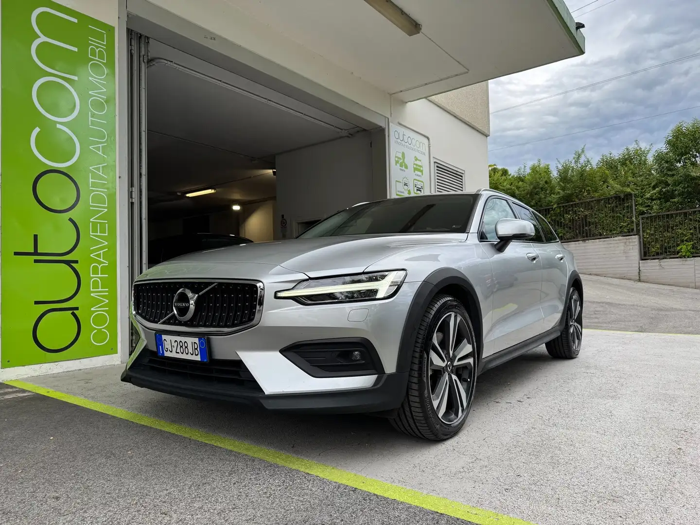 Volvo V60 Cross Country 2.0 b4 MILDHIBRID AWD GEARTRONIC GARANZIA 24 MESI Silber - 1