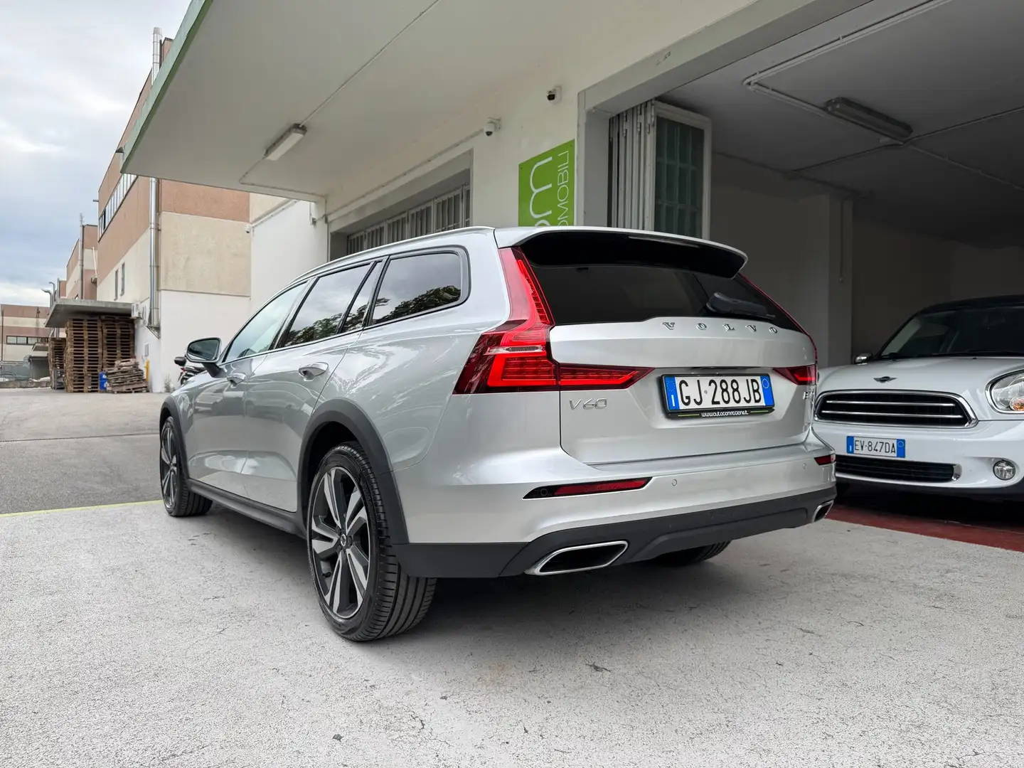 Volvo V60 Cross Country 2.0 b4 MILDHIBRID AWD GEARTRONIC GARANZIA 24 MESI Silber - 2