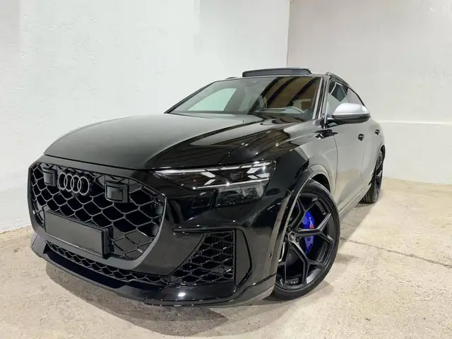 Audi RS Q8 view 6