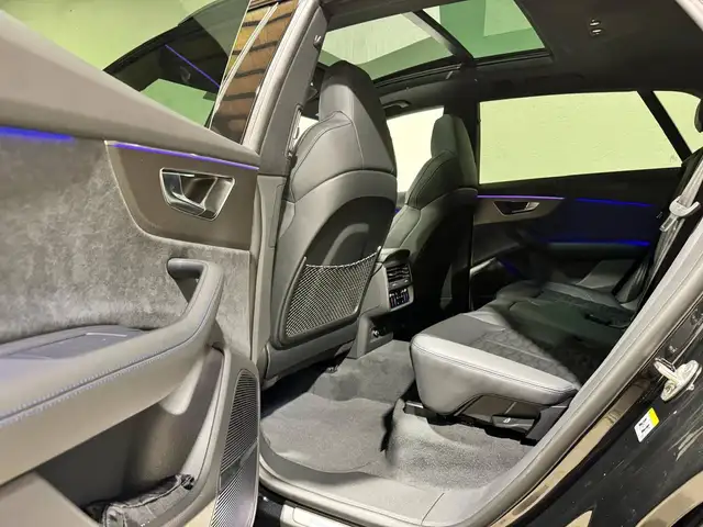 Audi RS Q8 view 9