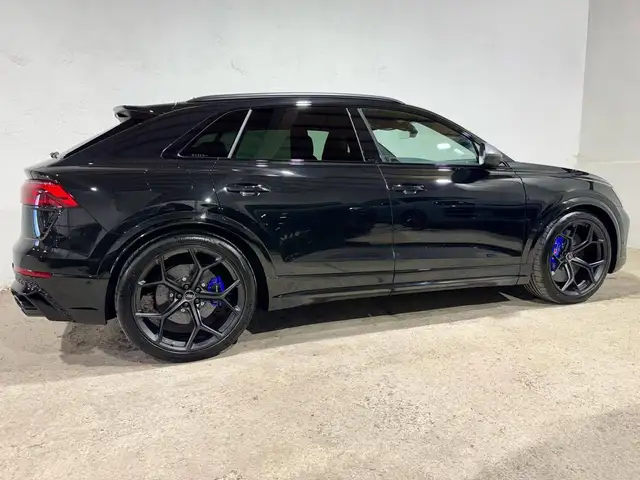 Audi RS Q8 view 11