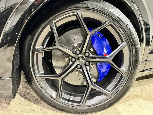 Audi RS Q8 view 4
