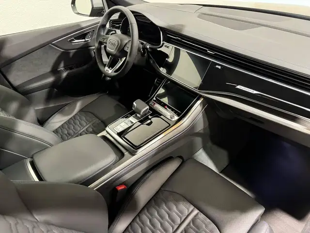 Audi RS Q8 view 10
