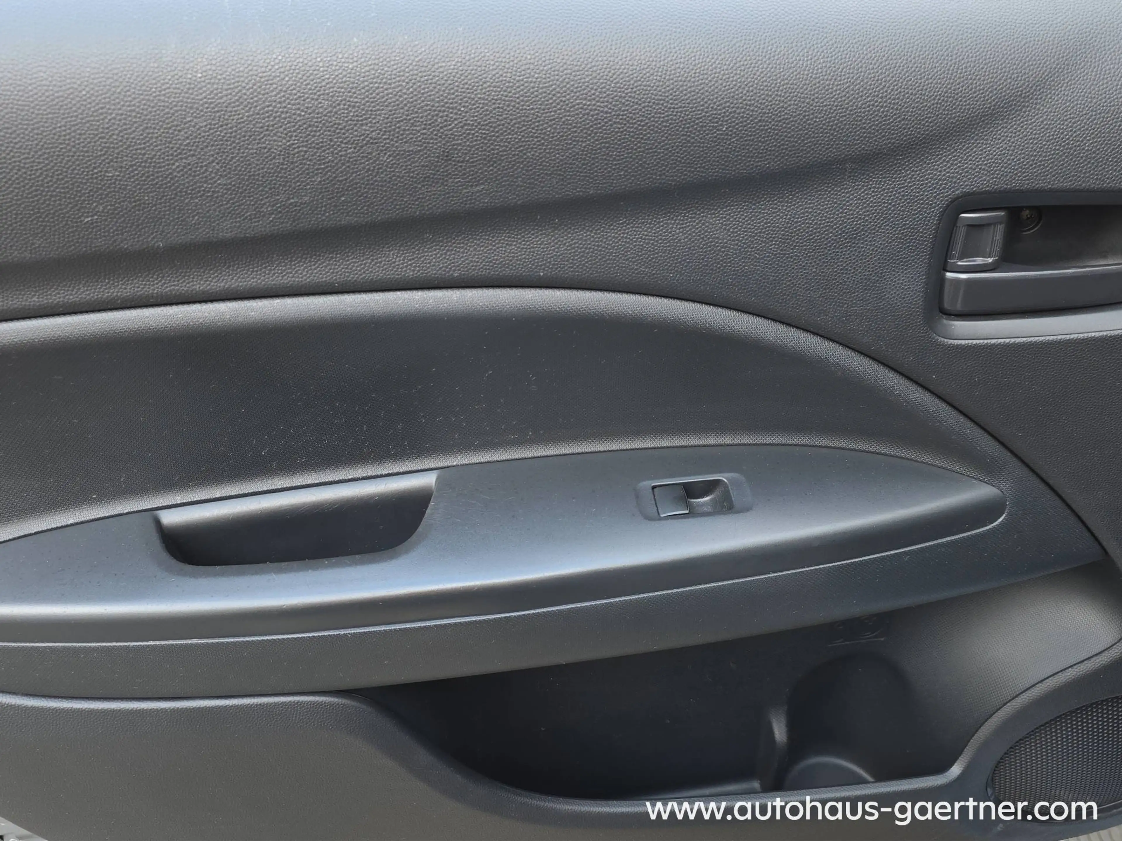 Mitsubishi Space Star Diamant Edition Klimaanlage Allwetterreifen Audiosystem — photo 13