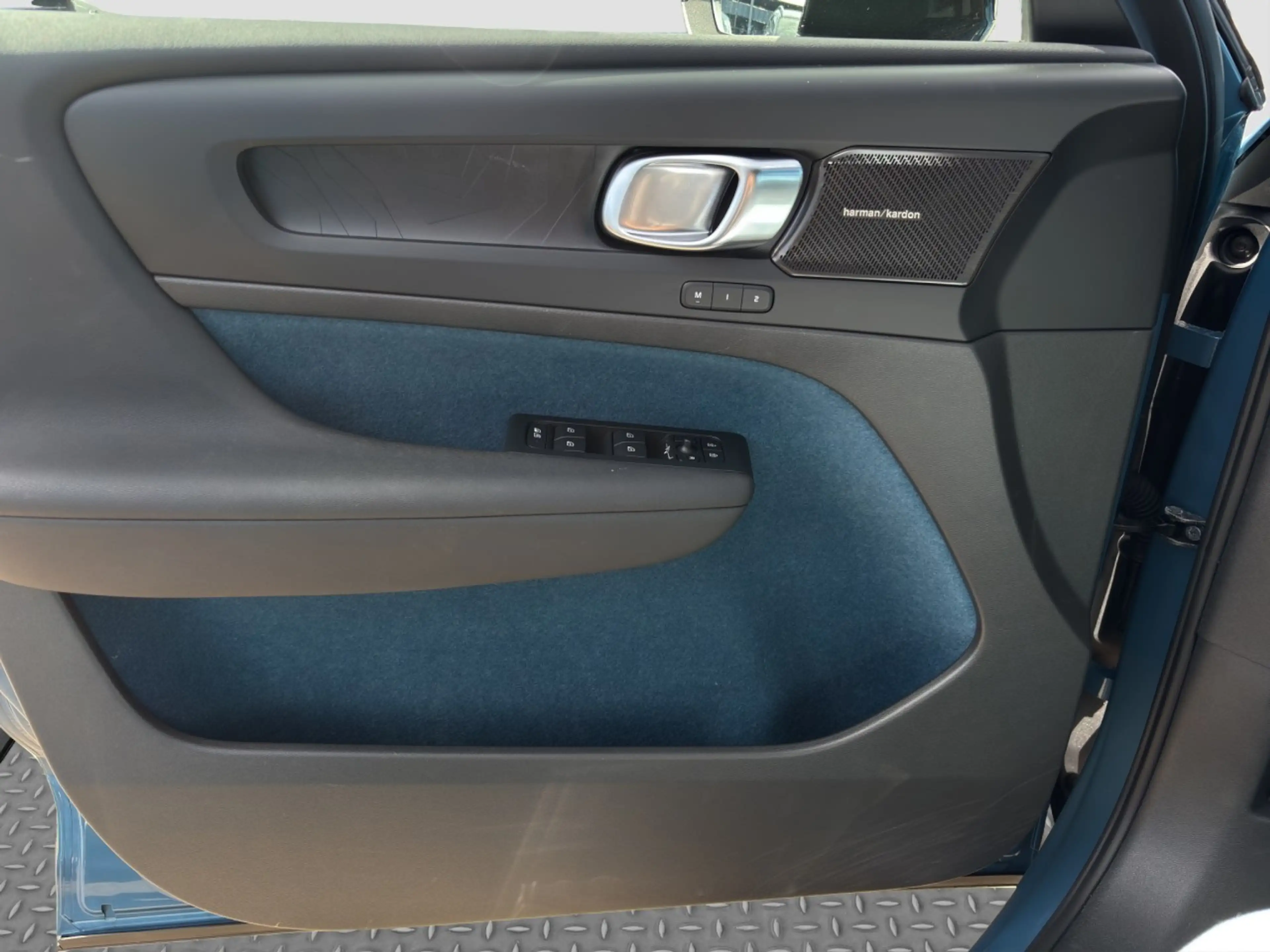 Volvo C40 Ultimate Pure Electric AWD/AHK/20Zoll+GJR Klima — photo 12