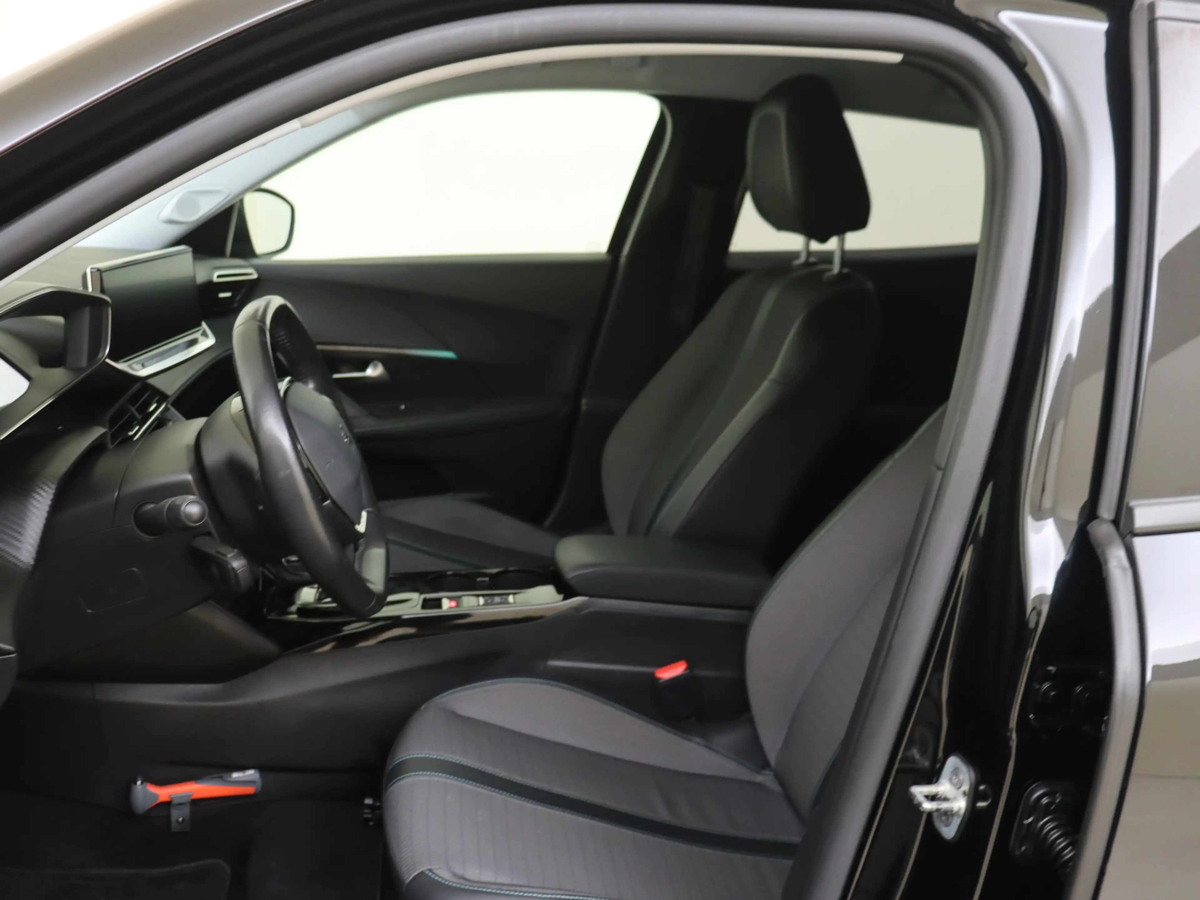 Peugeot e-2008 EV Blue Lease Allure 50 kWh — photo 10