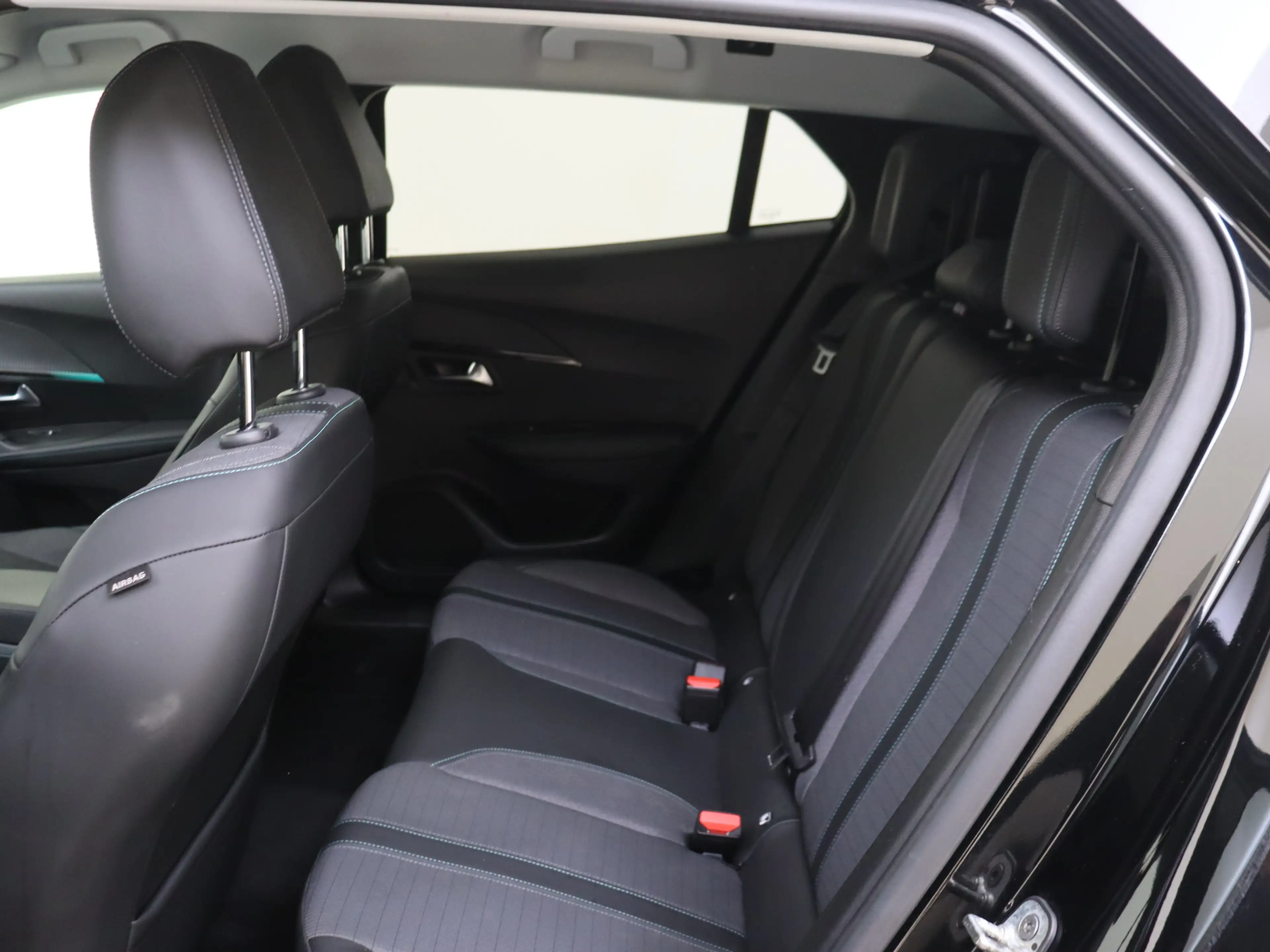 Peugeot e-2008 EV Blue Lease Allure 50 kWh — photo 12
