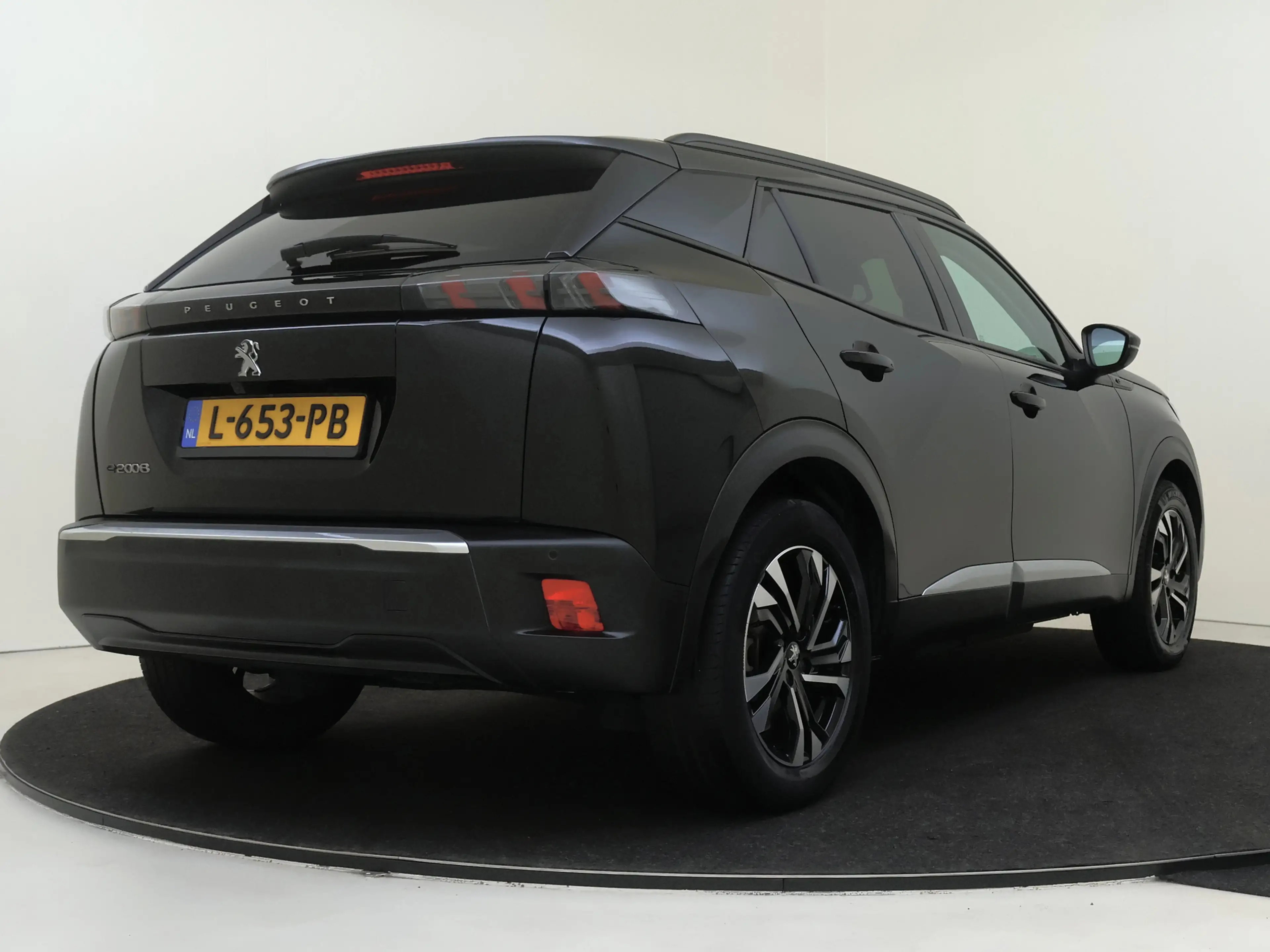 Peugeot e-2008 EV Blue Lease Allure 50 kWh — photo 11