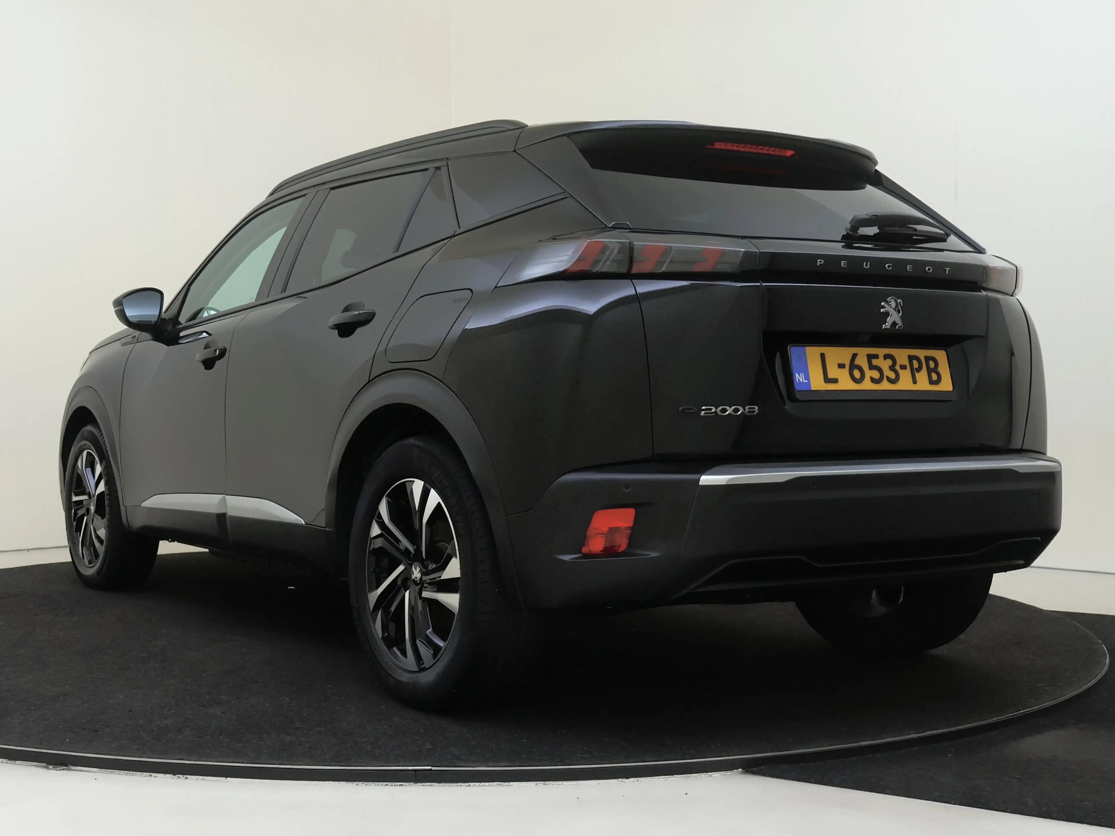 Peugeot e-2008 EV Blue Lease Allure 50 kWh — photo 4