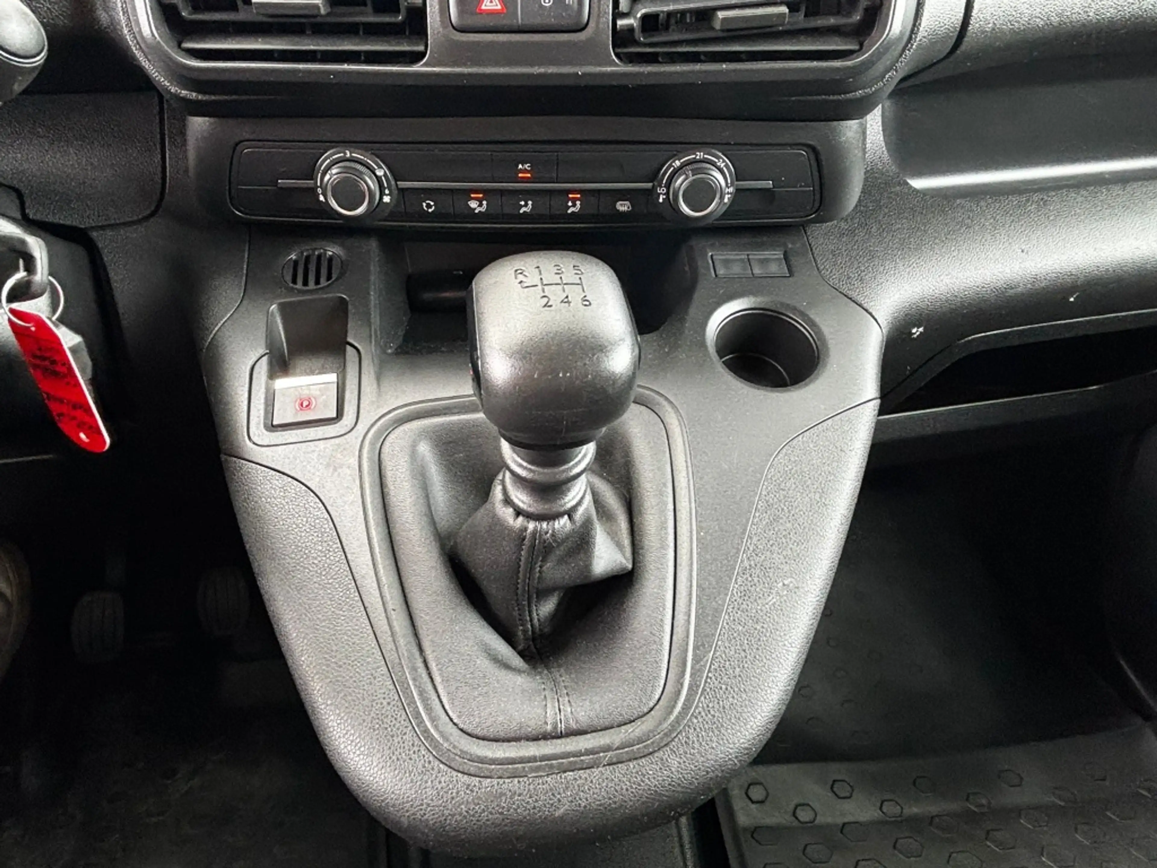 Peugeot Partner 1.2 PT. Premium — photo 21