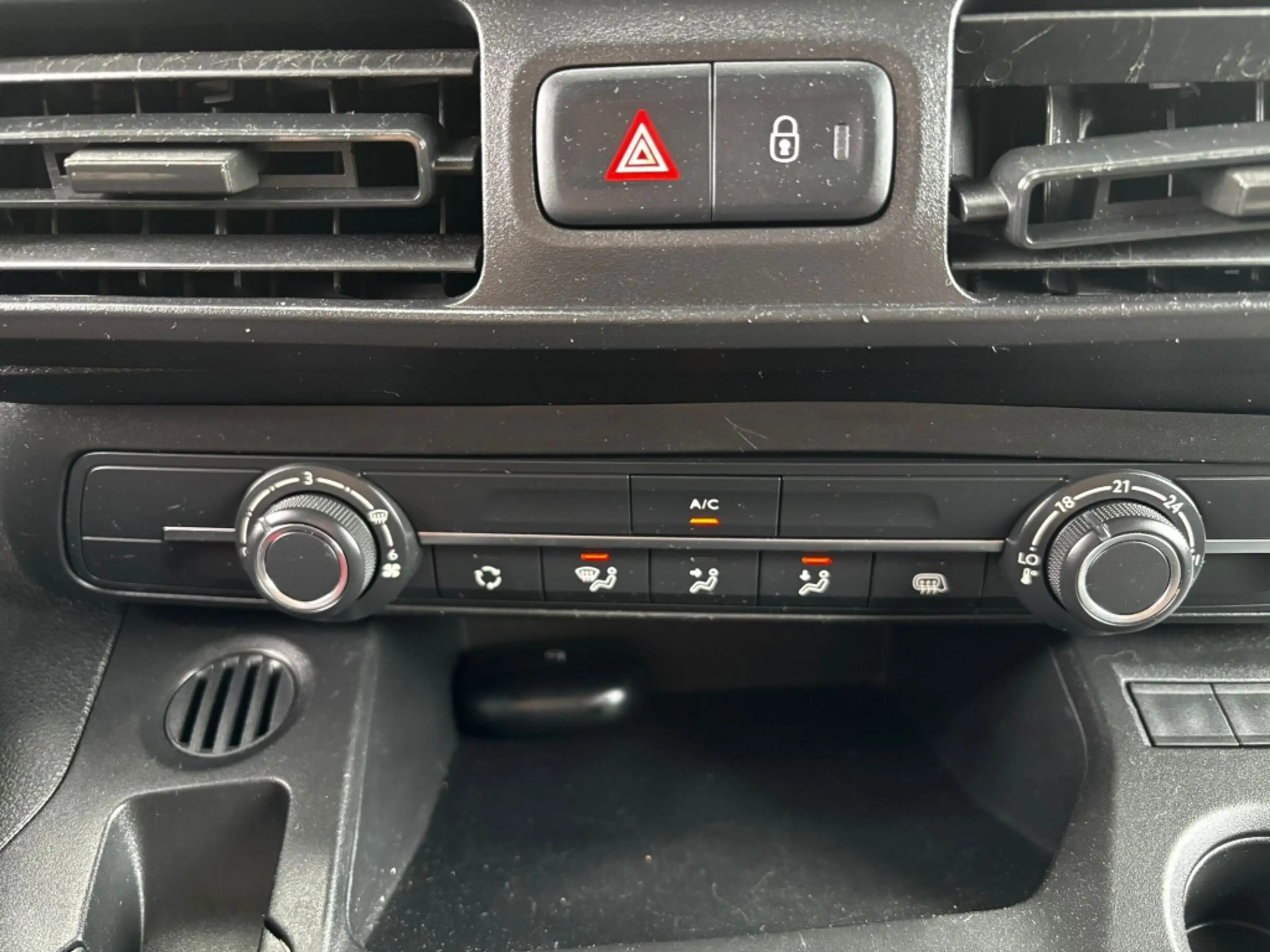 Peugeot Partner 1.2 PT. Premium — photo 20